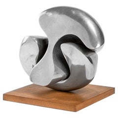 Giacomo Benevelli, verchromte Skultur mit Holzsockel, 20. Jahrhundert, 70er-Jahre