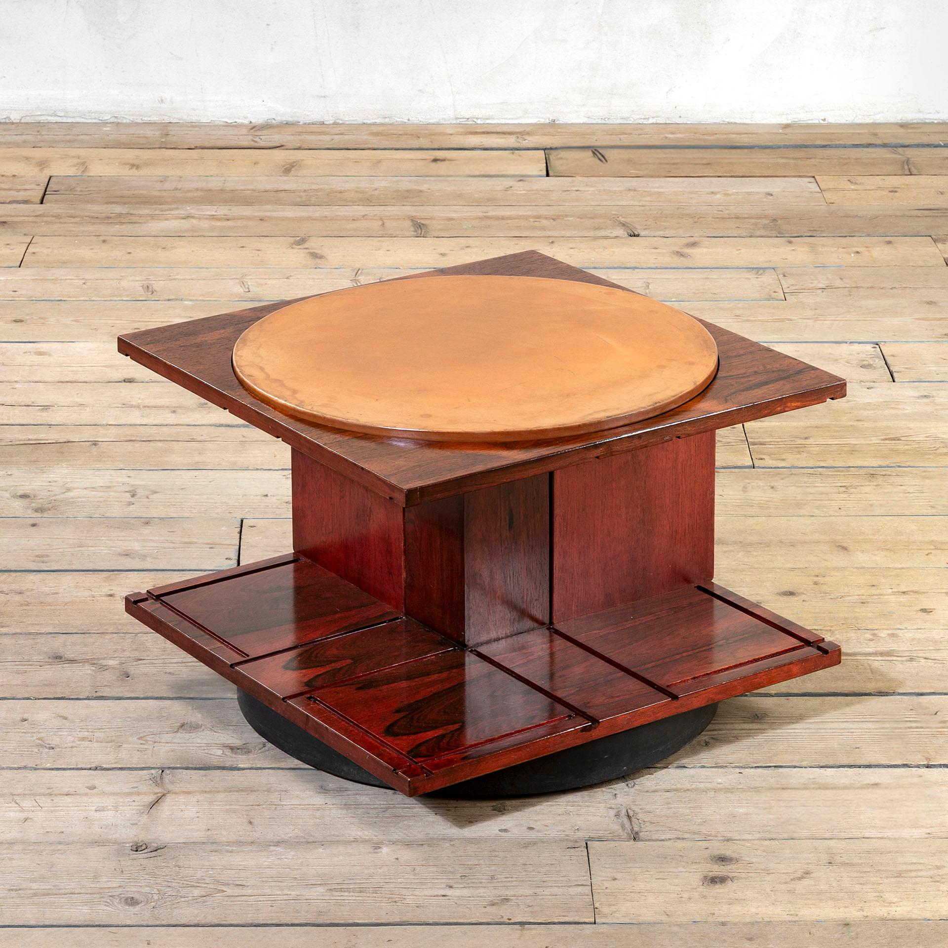Frattini graduated in architecture from the Milan Polytechnic in 1953.
He opened his professional studio in Milan, after working in the studio of his teacher and mentor Gio Ponti. His collaboration with Cesare Cassina for his eponymous company began