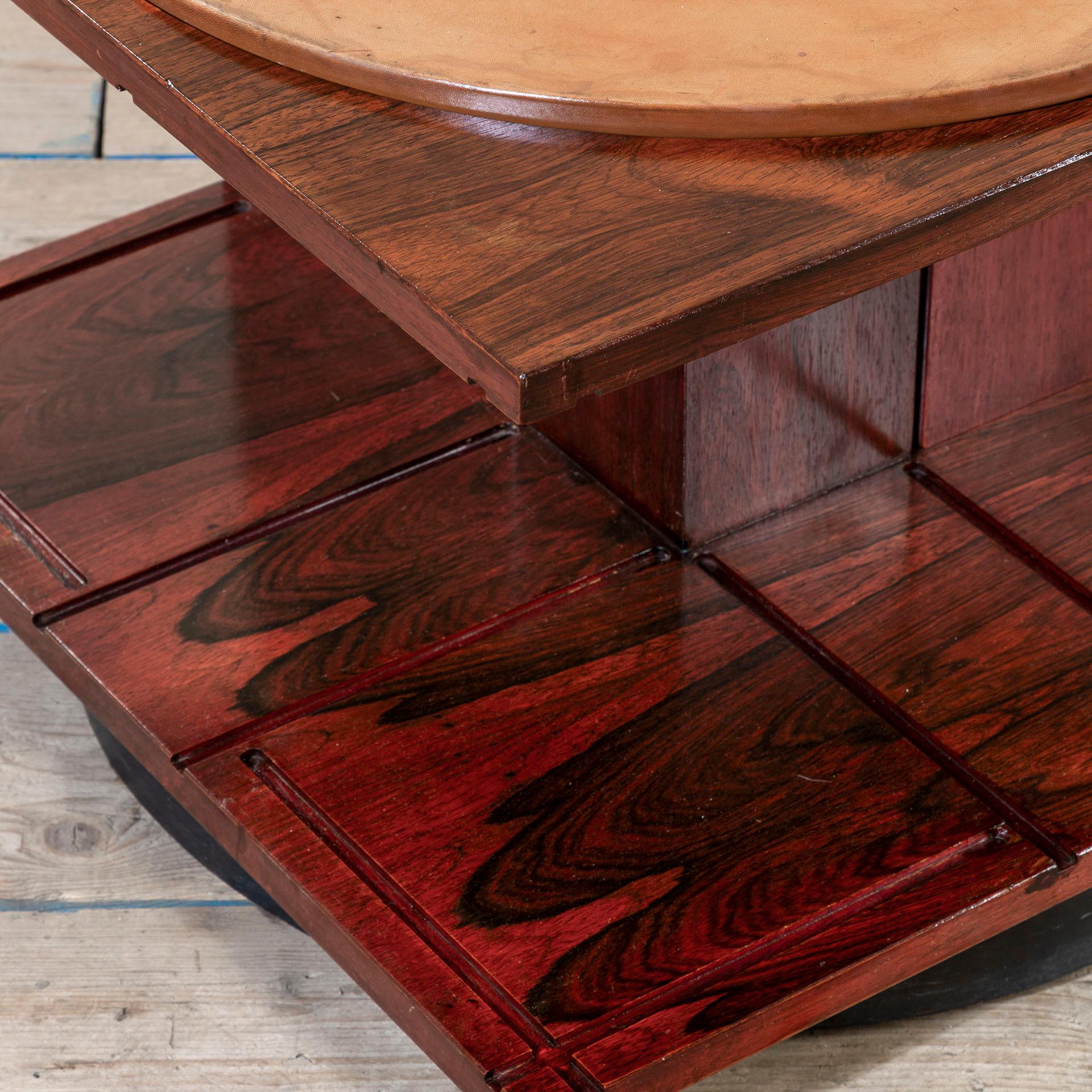 Italian 20th Century, Gianfranco Frattini for Bernini Swivel Table mod. 831 For Sale