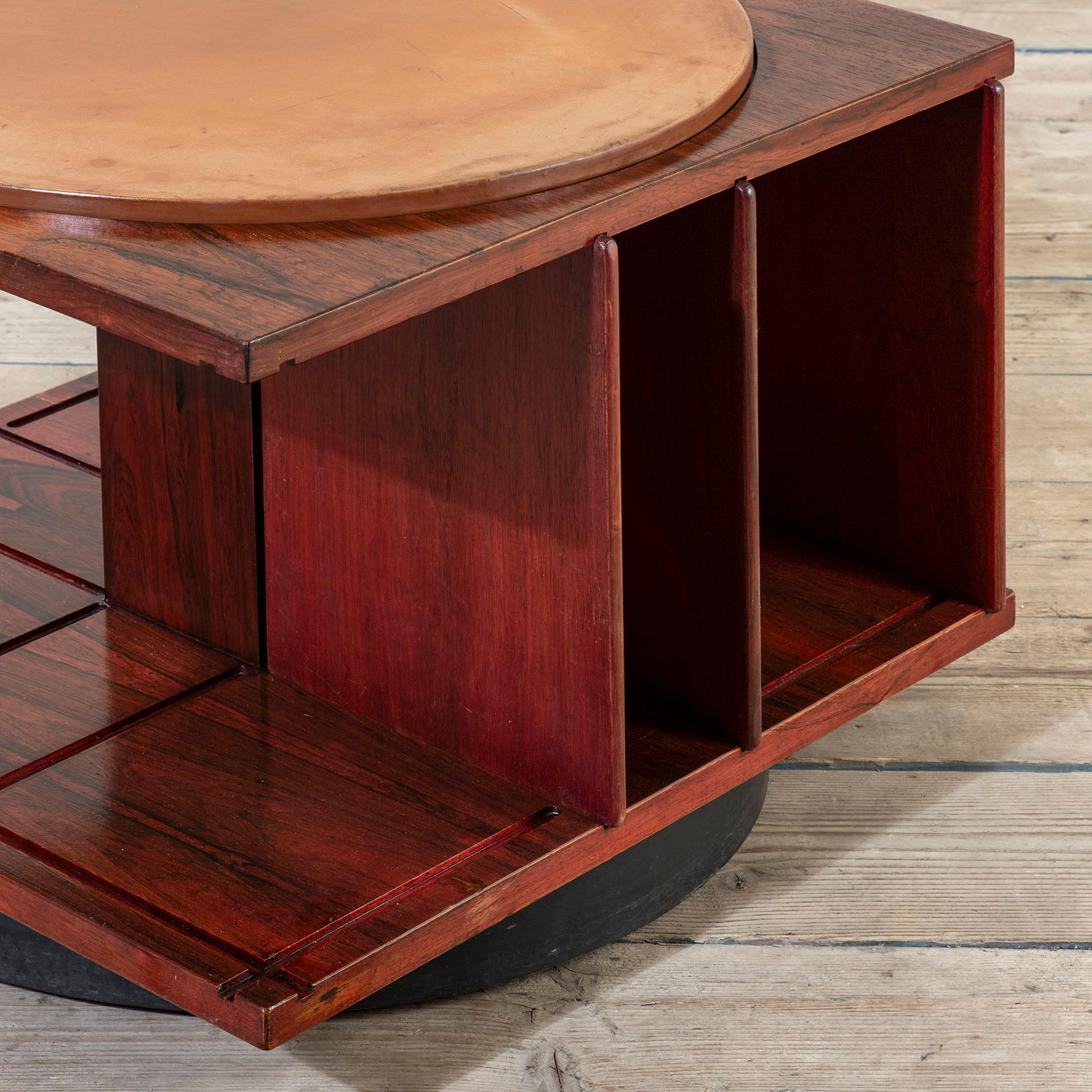 Wood 20th Century, Gianfranco Frattini for Bernini Swivel Table mod. 831 For Sale