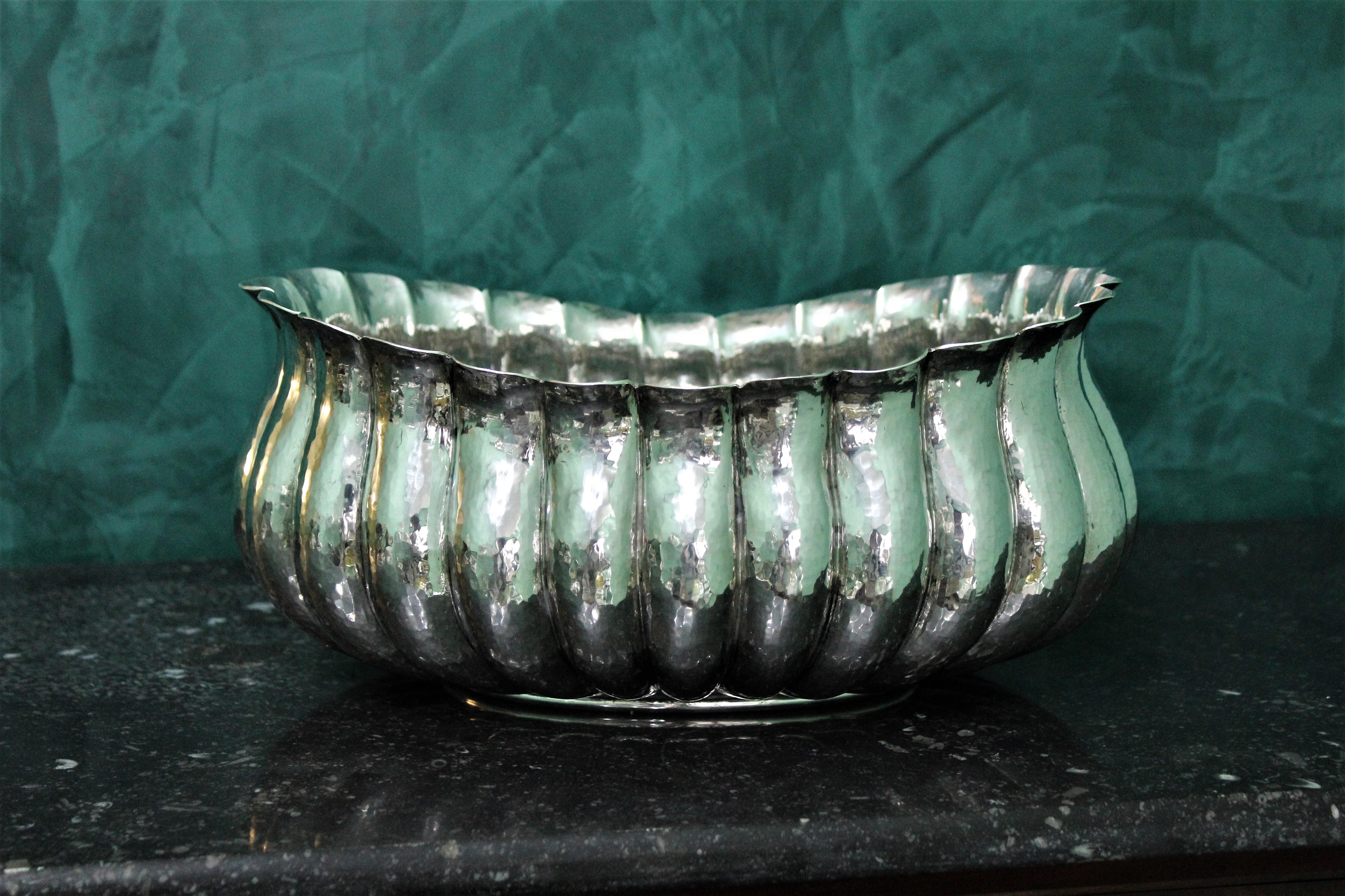 Beautiful centerpiece bowl by Gianmaria Buccellati.
Realized circa 1960s by the famous silversmith in Milan, Italy.
Realized by hand, embossed and hammered. Sterling Silver. 

In the pictures where there are 2 bowls, this one is the bigger