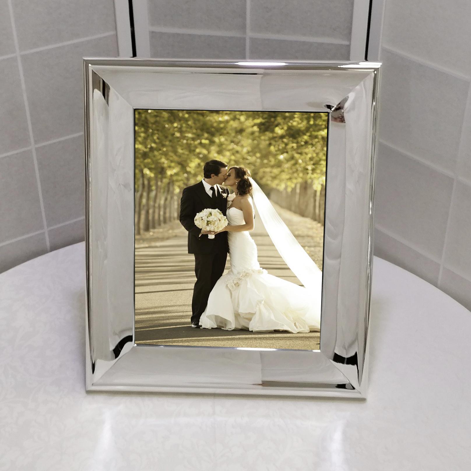 Large sterling silver photo frame.
The frame was made from a 925 silver sheet with a very wide and shaped edge, concave towards the inside and convex towards the outside edge. The silver plate also covers a large part of the outer edge and gives it