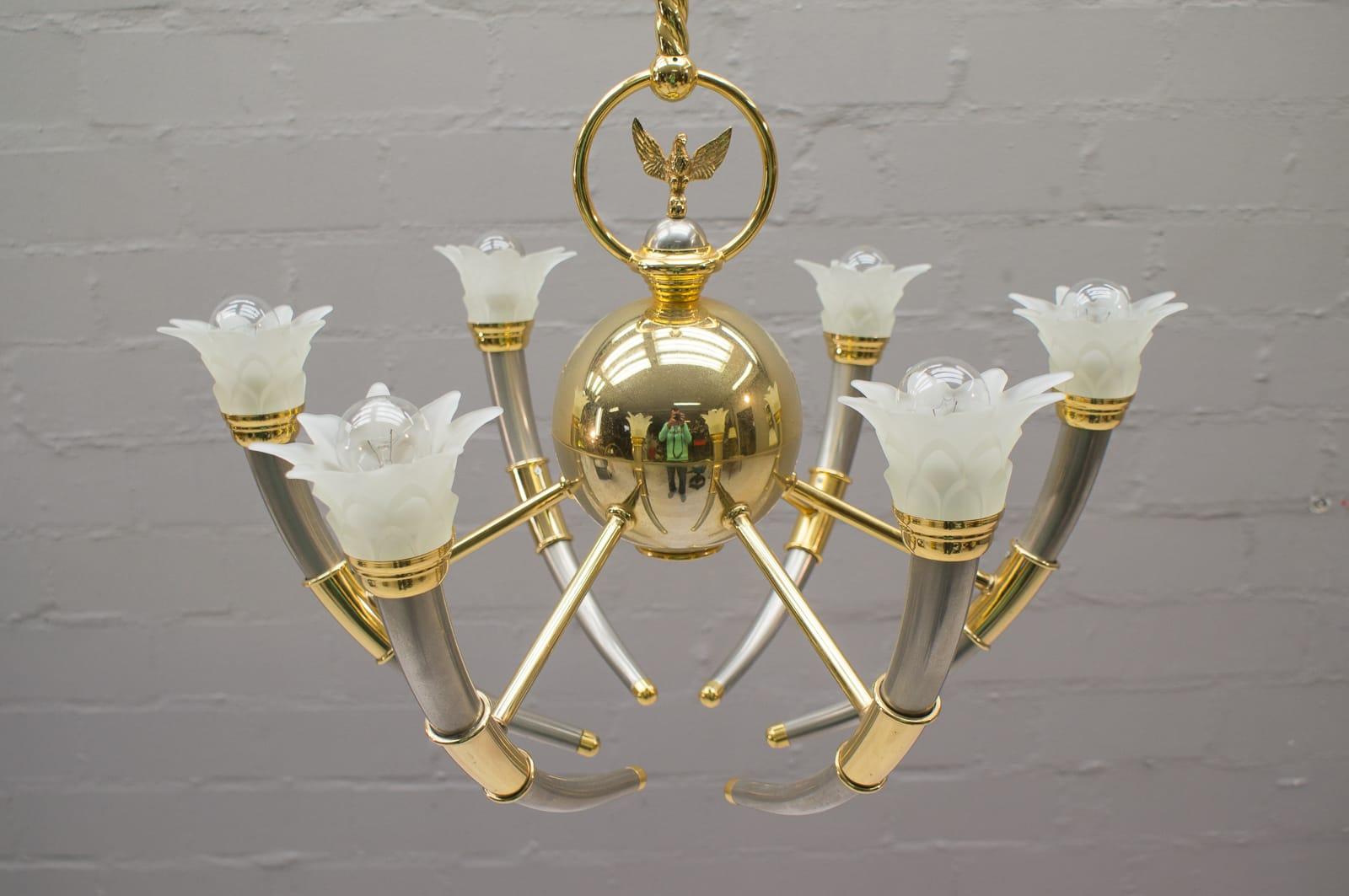 20th Century Gilded Brass and Glass Flowers Chandelier, 1970s In Good Condition For Sale In Nürnberg, Bayern