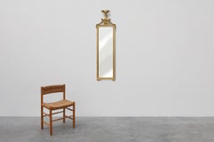 Specchio in legno dorato del XX secolo in stile Impero con aquila sulla parte superiore