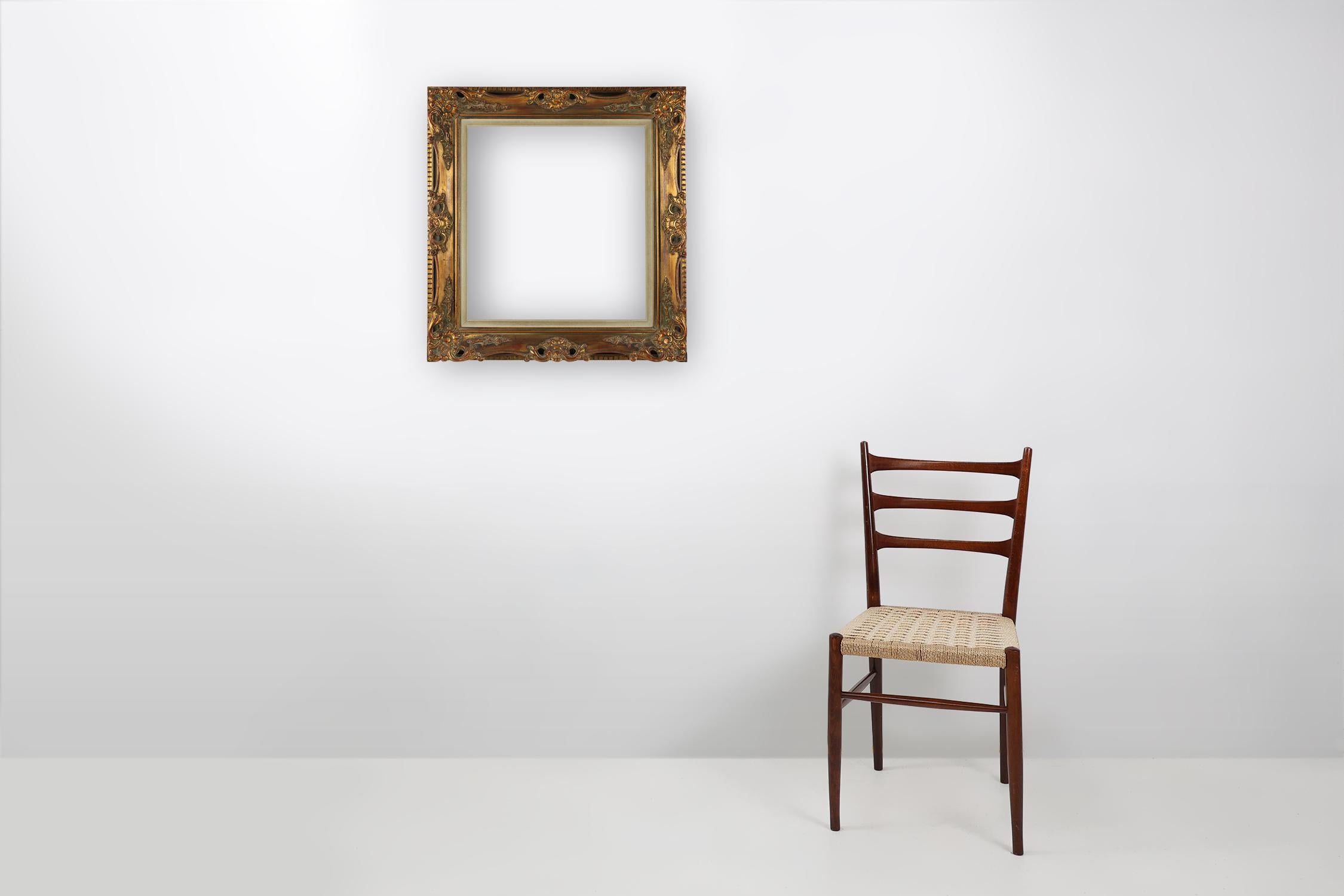 Bélgica / 1960 / Marco / madera / Mitad de siglo / Vintage

Marco decorativo de madera dorada para cuadros de estilo barroco. Fabricado en madera en la década de 1960 en Bélgica. Con bellos adornos clásicos y un acabado rico y lustroso.

Una pieza