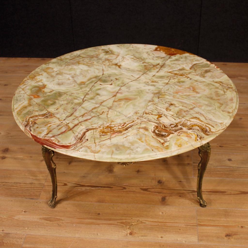 Living room coffee table from 20th century. Round table supported by four legs in finely chiselled and gilt brass with top in onyx in good condition. French furniture of high proportion that can be easily placed into different parts of the house,