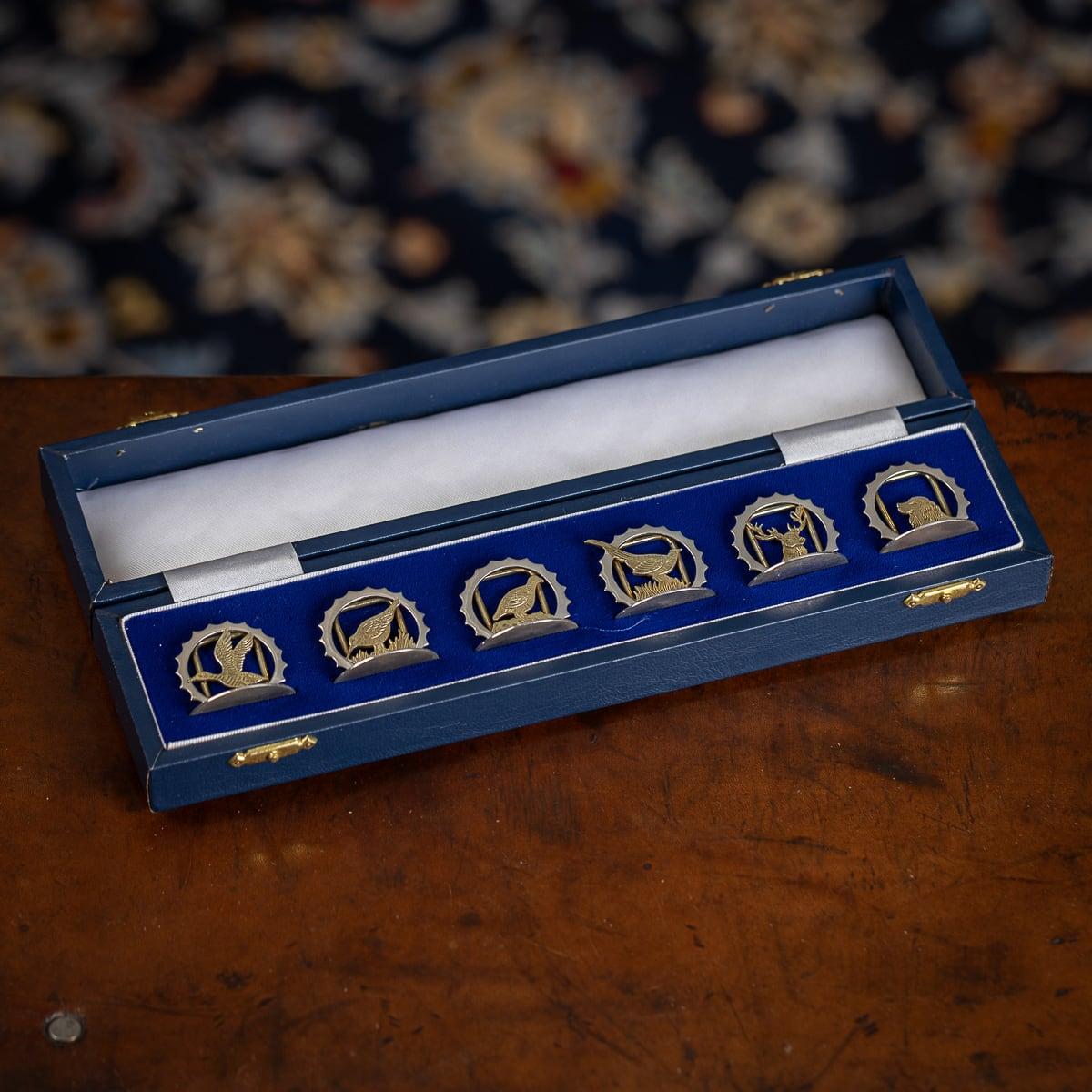 Un superbo set di sei portamenù in argento massiccio della fine del XX secolo, ognuno dei quali modellato come un diverso animale dorato. Presentato nella scatola originale. Ogni portamenù ha il marchio di garanzia inglese (925 Standard), Asprey