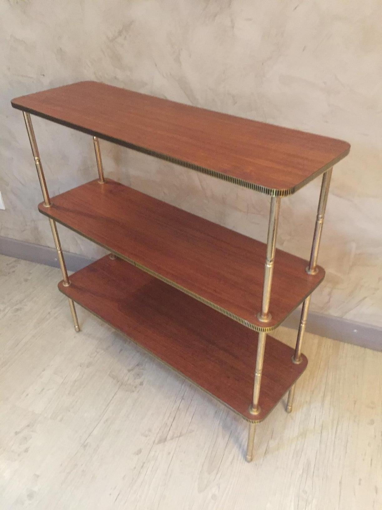 20th century gilded brass and rosewood low shelf unit from the 1950s.
Gilded brass sides and base. Good quality.
 