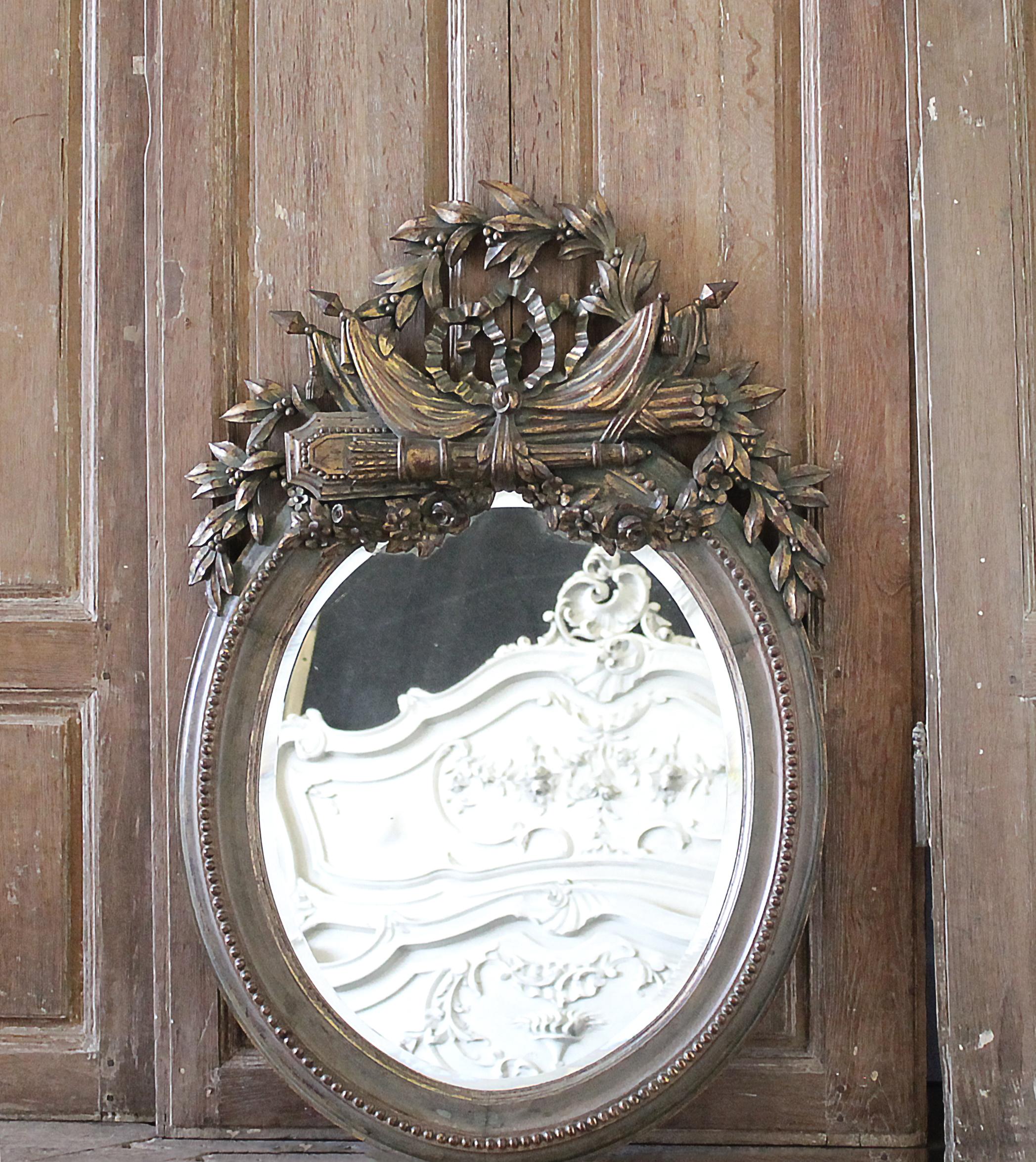 20th century giltwood carved mirror with bevel
Original finish, with lovely patina. Ready to hang.

Measures: 3