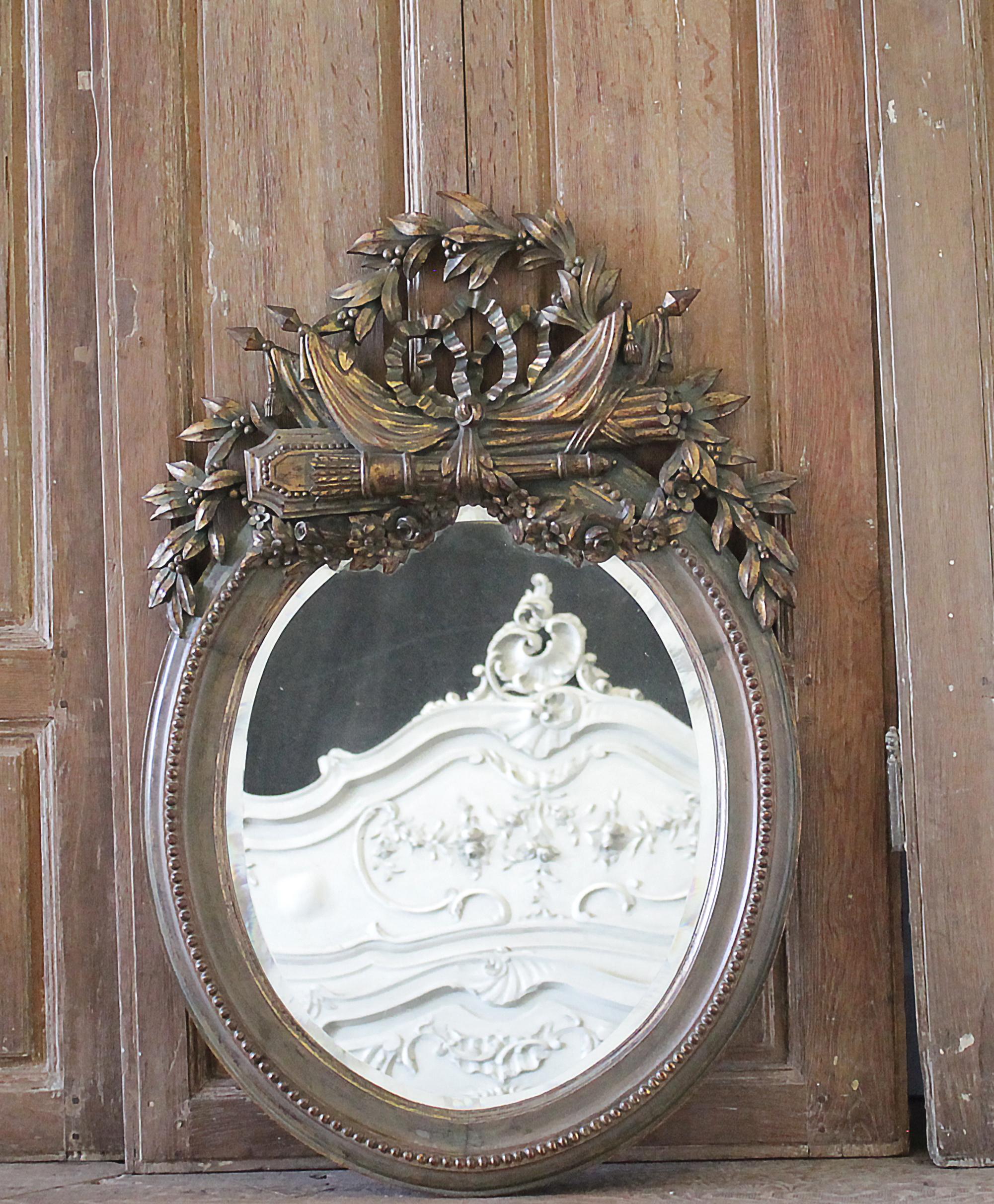 Geschnitzter Spiegel aus vergoldetem Holz mit abgeschrägter Öffnung aus dem 20. Jahrhundert (Europäisch) im Angebot