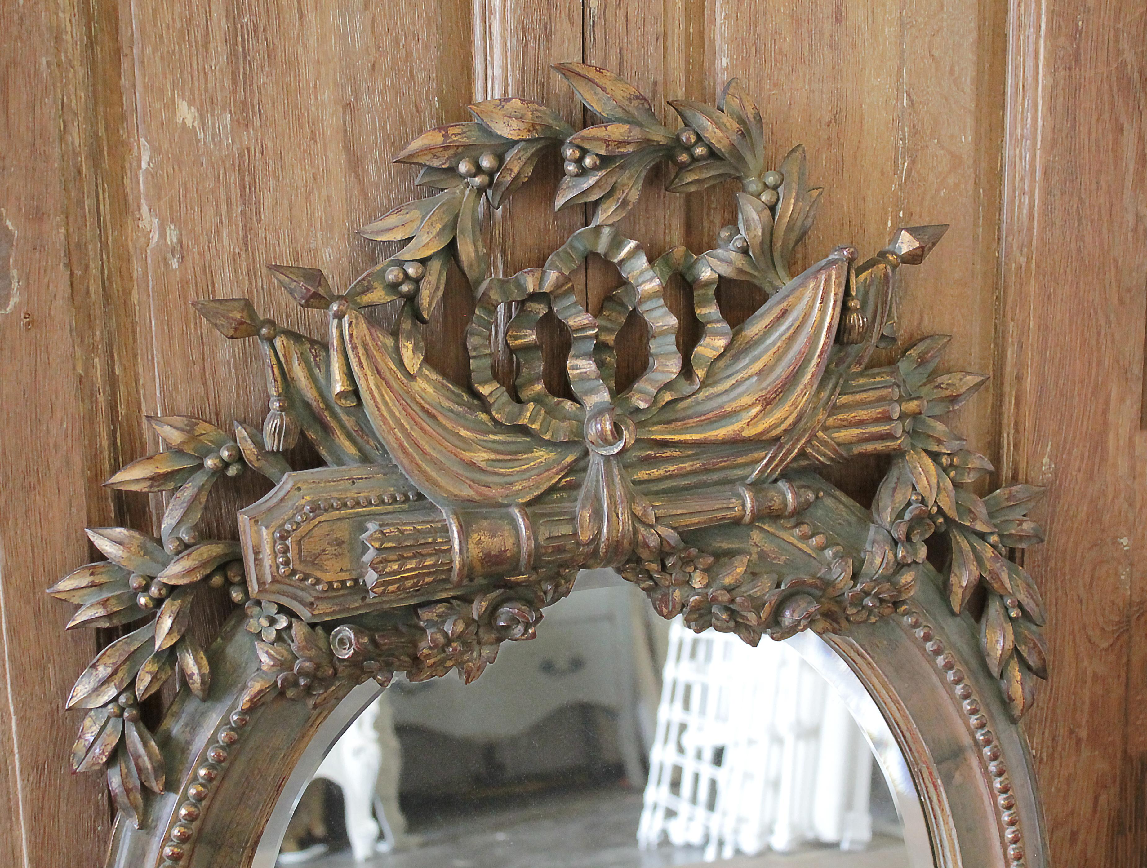Geschnitzter Spiegel aus vergoldetem Holz mit abgeschrägter Öffnung aus dem 20. Jahrhundert im Zustand „Gut“ im Angebot in Brea, CA