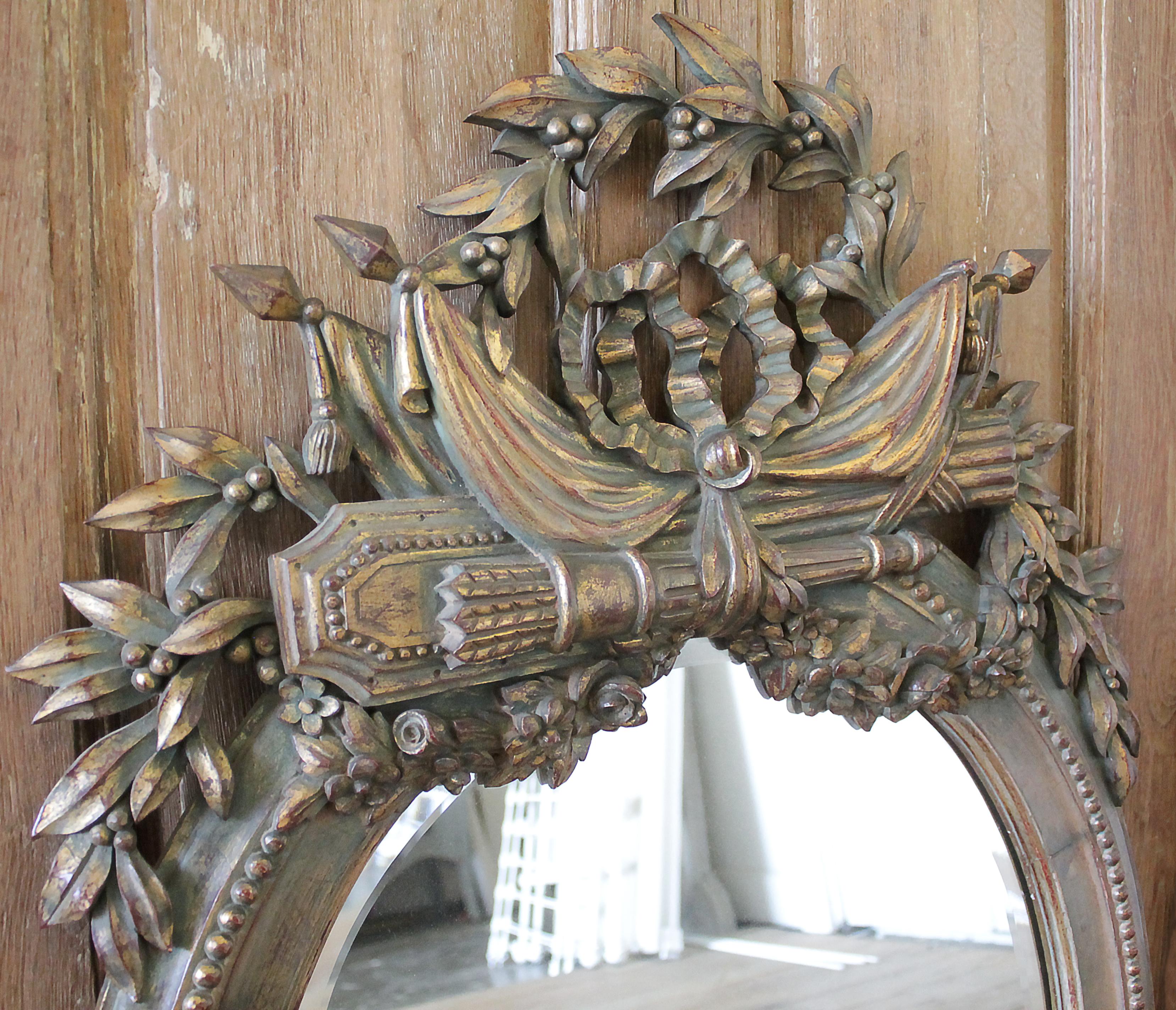Geschnitzter Spiegel aus vergoldetem Holz mit abgeschrägter Öffnung aus dem 20. Jahrhundert im Angebot 1