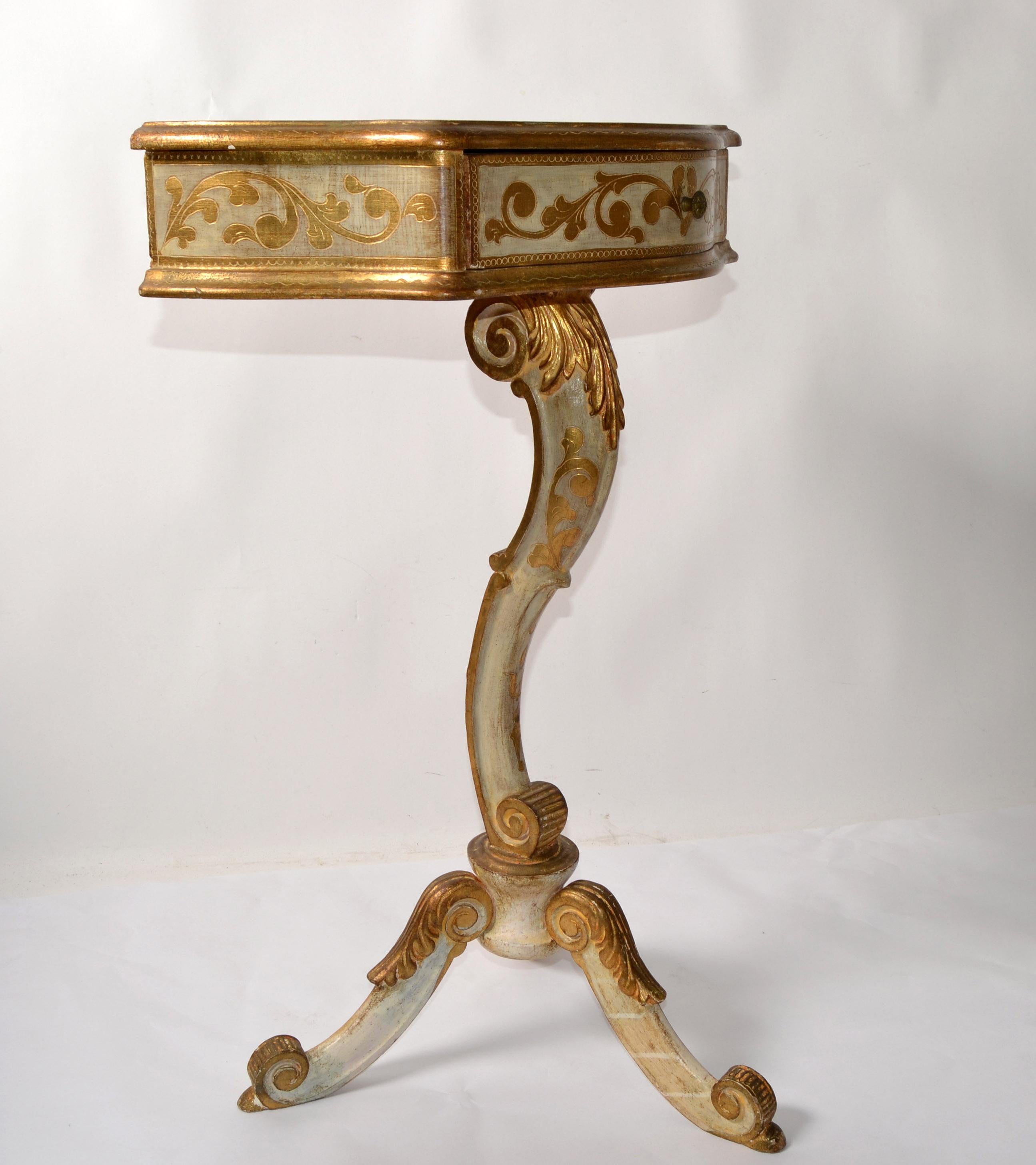 20th Century Giltwood Florentine Side Table Hand Carved Tripod Scrolled Base For Sale 9