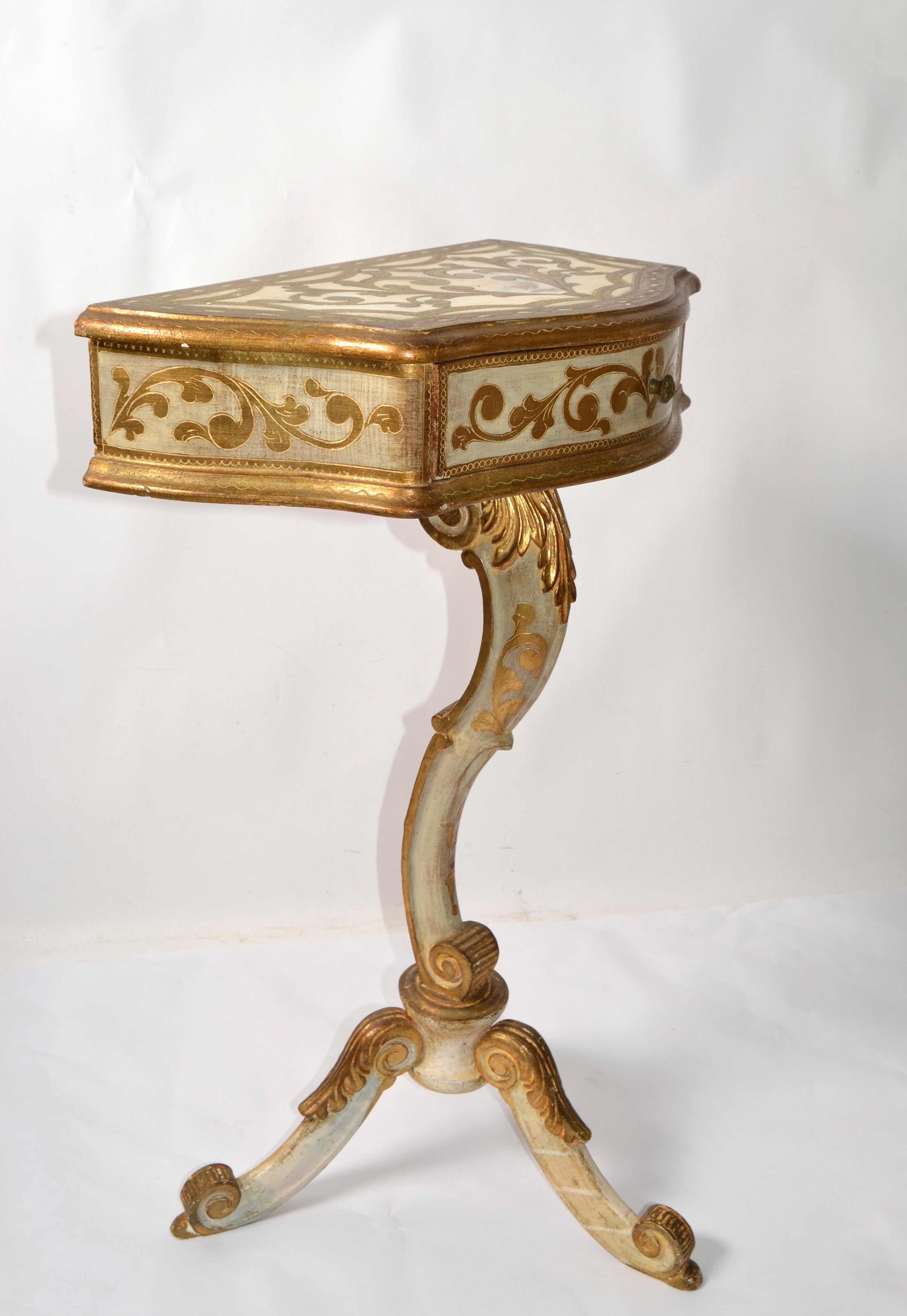 20th Century Giltwood Florentine Side Table Hand Carved Tripod Scrolled Base In Good Condition For Sale In Miami, FL