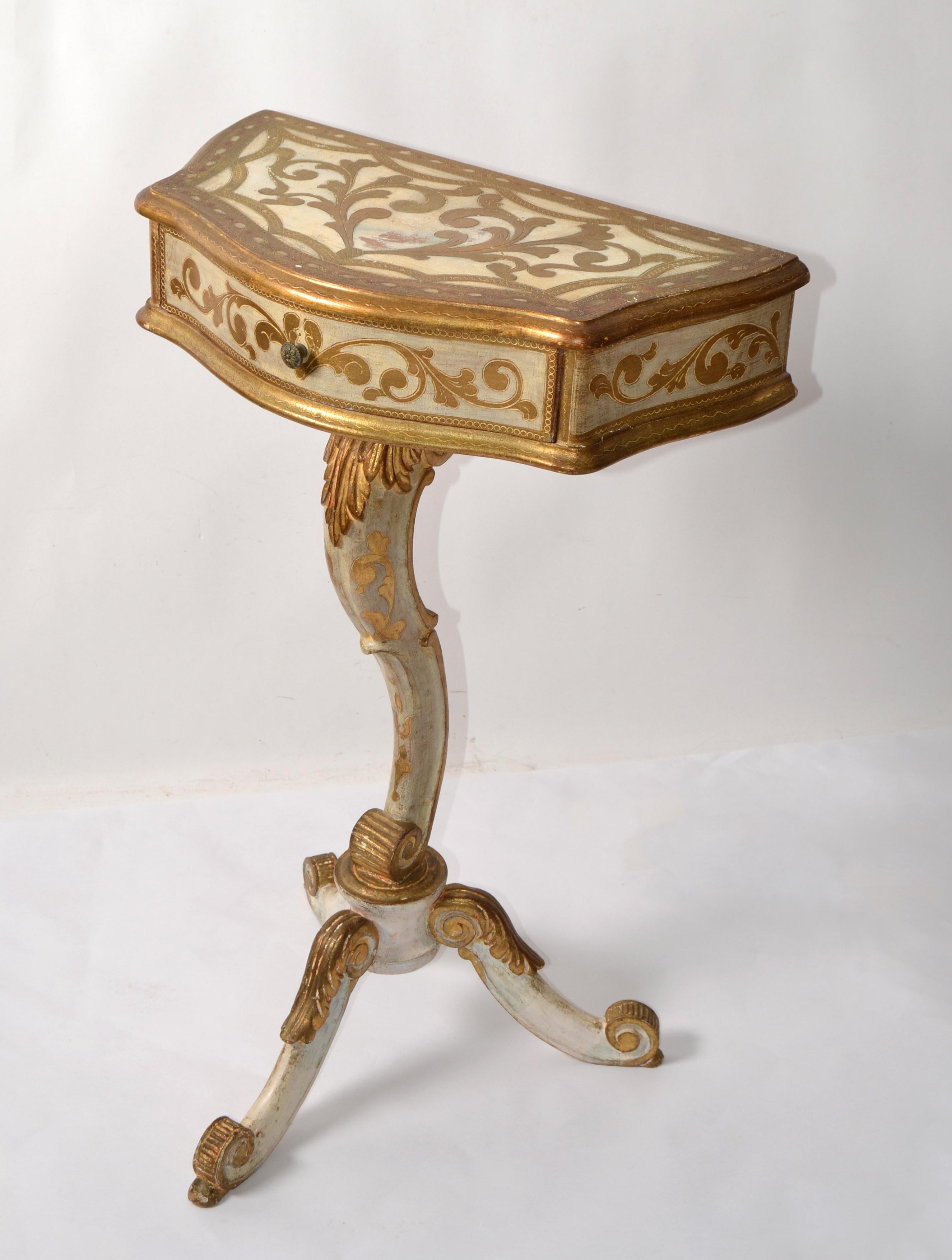 20th Century Giltwood Florentine Side Table Hand Carved Tripod Scrolled Base For Sale 1