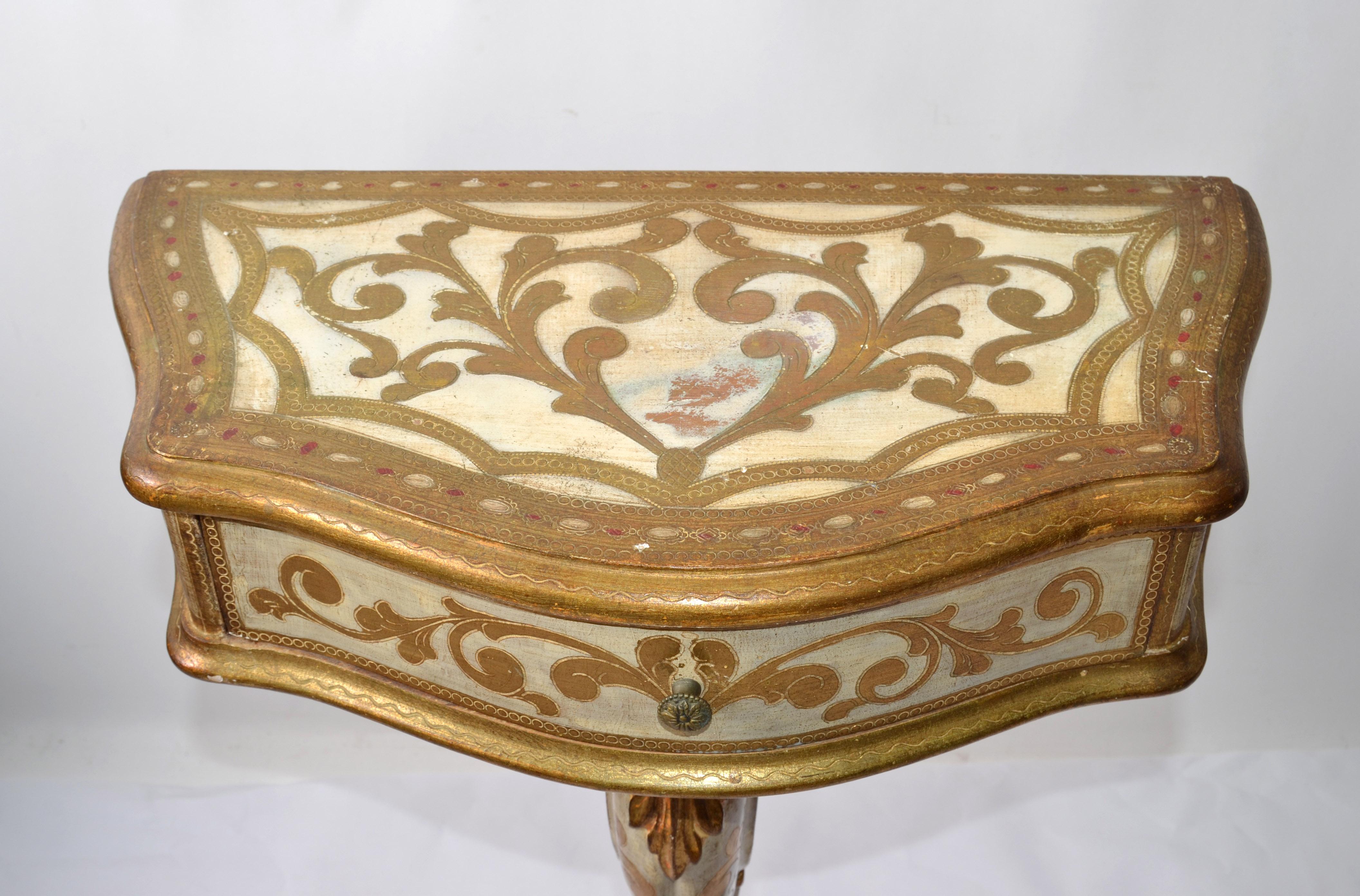 20th Century Giltwood Florentine Side Table Hand Carved Tripod Scrolled Base For Sale 3