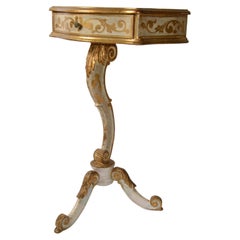 Table d'appoint florentine en bois doré du 20e siècle Base tripode à volutes sculptée à la main
