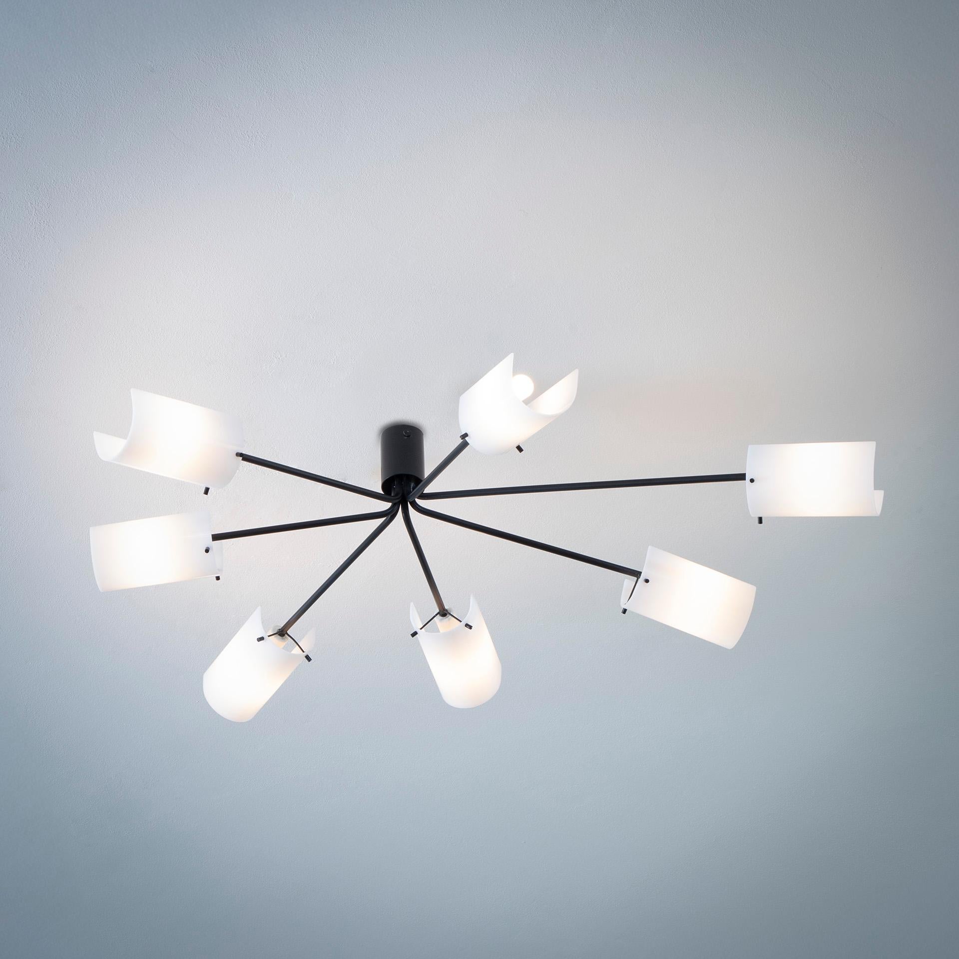 Gino Sarfatti was an Italian designer and businessman born in 1912 in Venice. After studying aeronaval engineering in Genoa, he founded the Arteluce company in 1939 in Milan. Its purpose is lighting fixtures, lighting applications, furniture