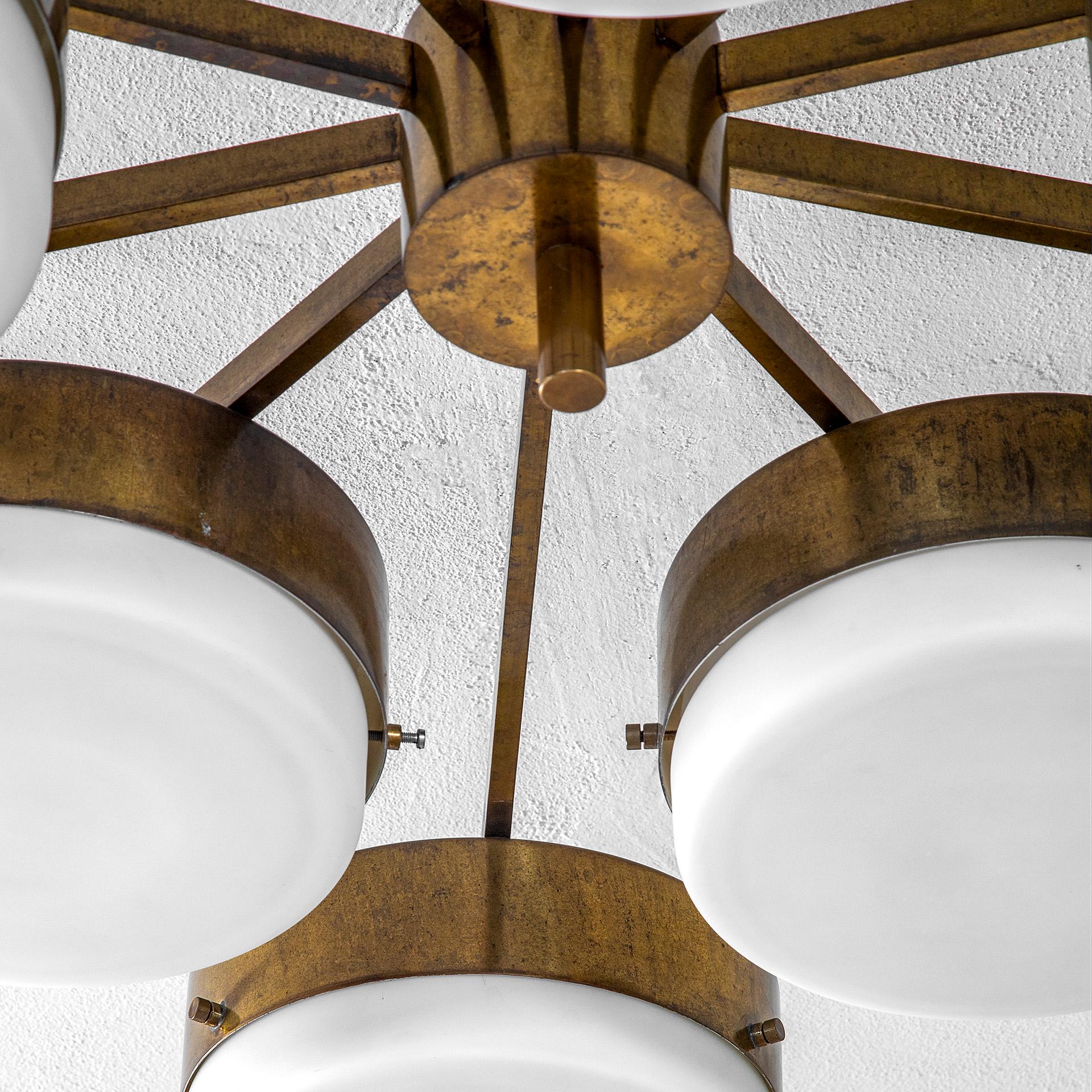20th Century Gio Ponti Chandelier structure in Brass and 10 diffusers in Glass In Good Condition For Sale In Turin, Turin