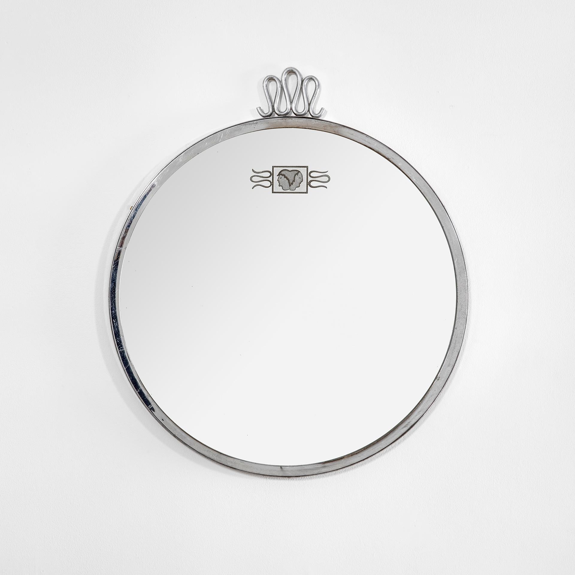 Magnifique miroir circulaire conçu dans les années 30 par Gio Ponti pour le producteur Luigi Fontana.
Le miroir a une structure en laiton nickelé, sur le miroir il y a la marque du producteur.
Très bon état, entièrement d'origine.
Publié dans :