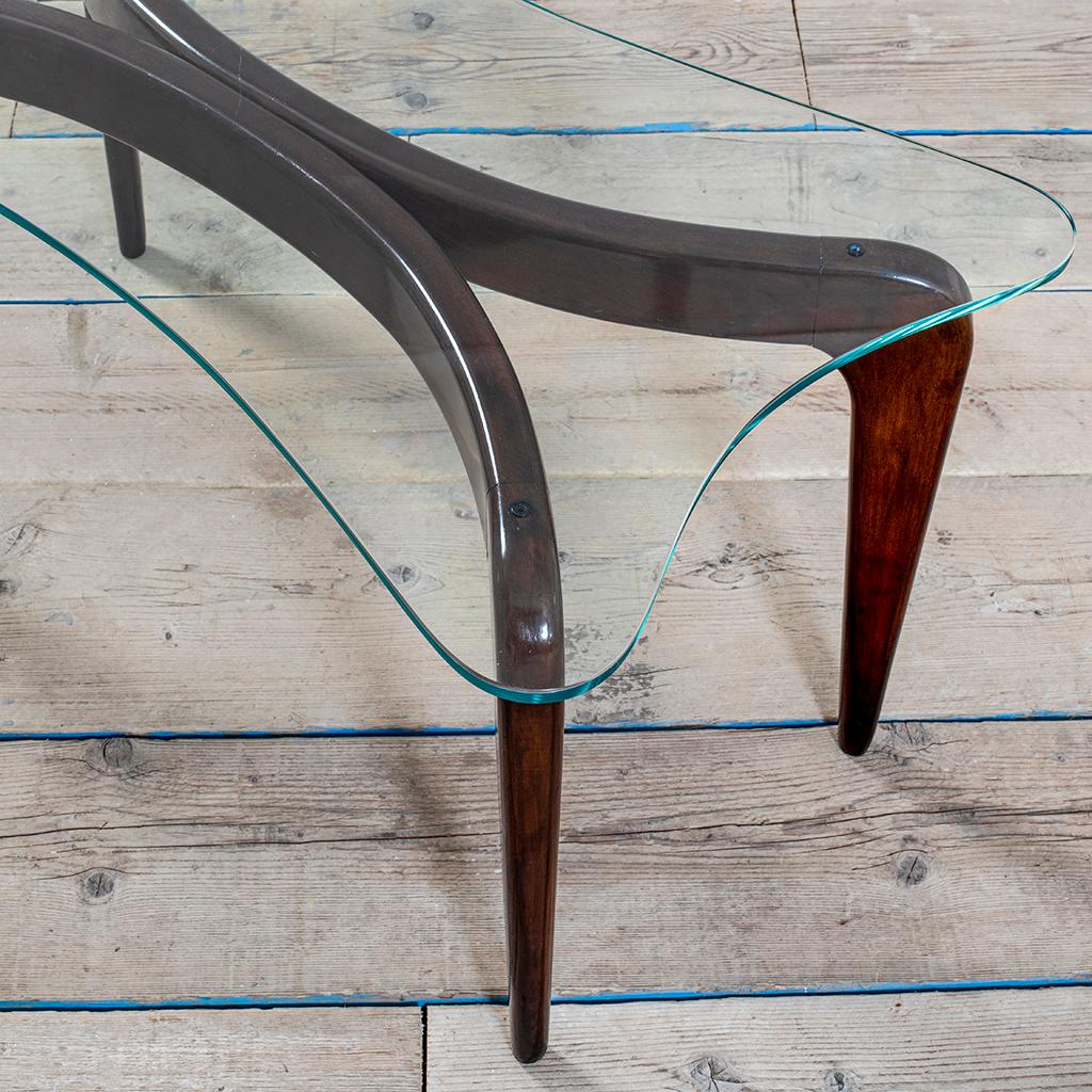 italien Table basse Gio Ponti Fontana Arte du 20e siècle en Wood et plateau en verre papillon en vente