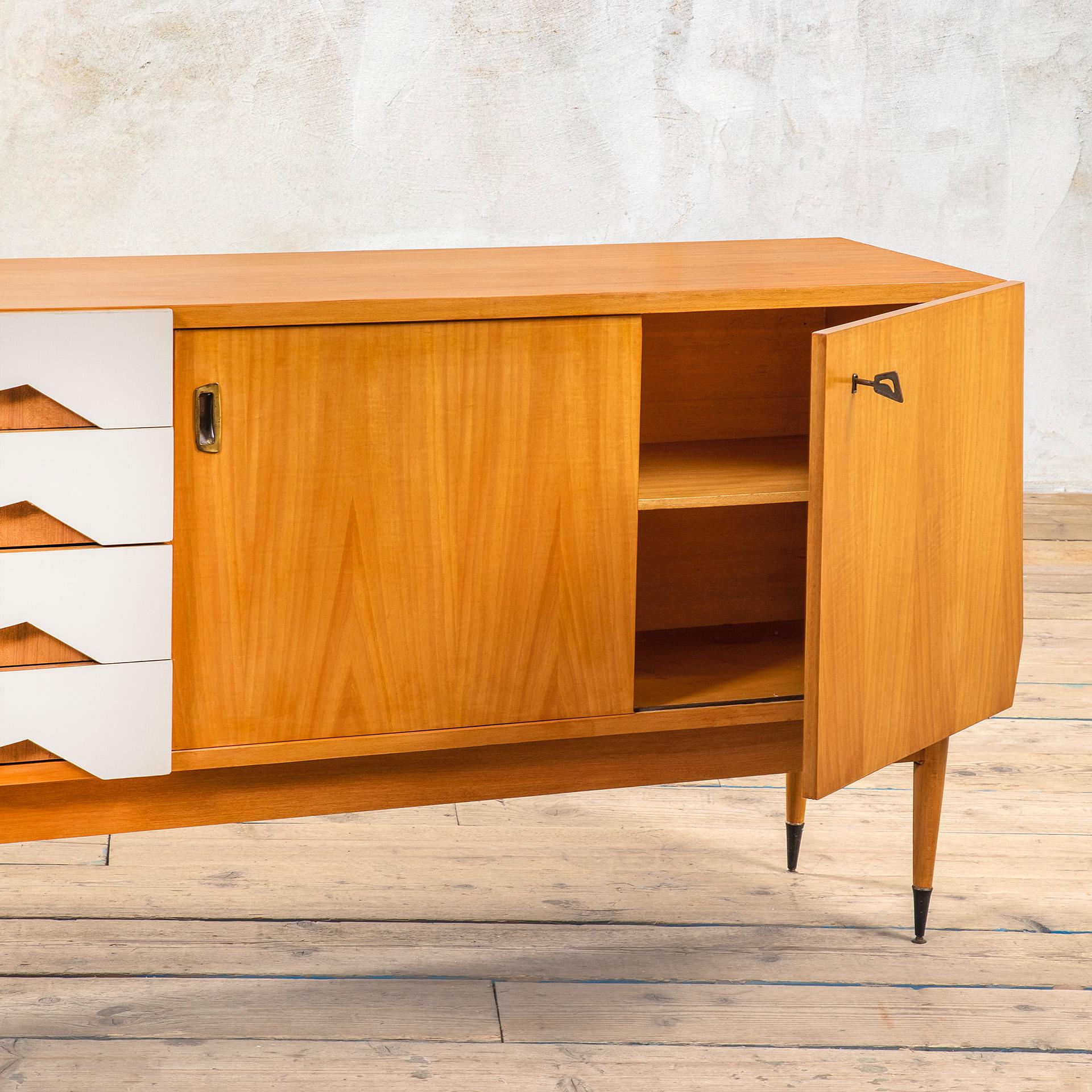 20. Jahrhundert, Gio Ponti für Dassi Holzanrichte 1950 (Messing) im Angebot