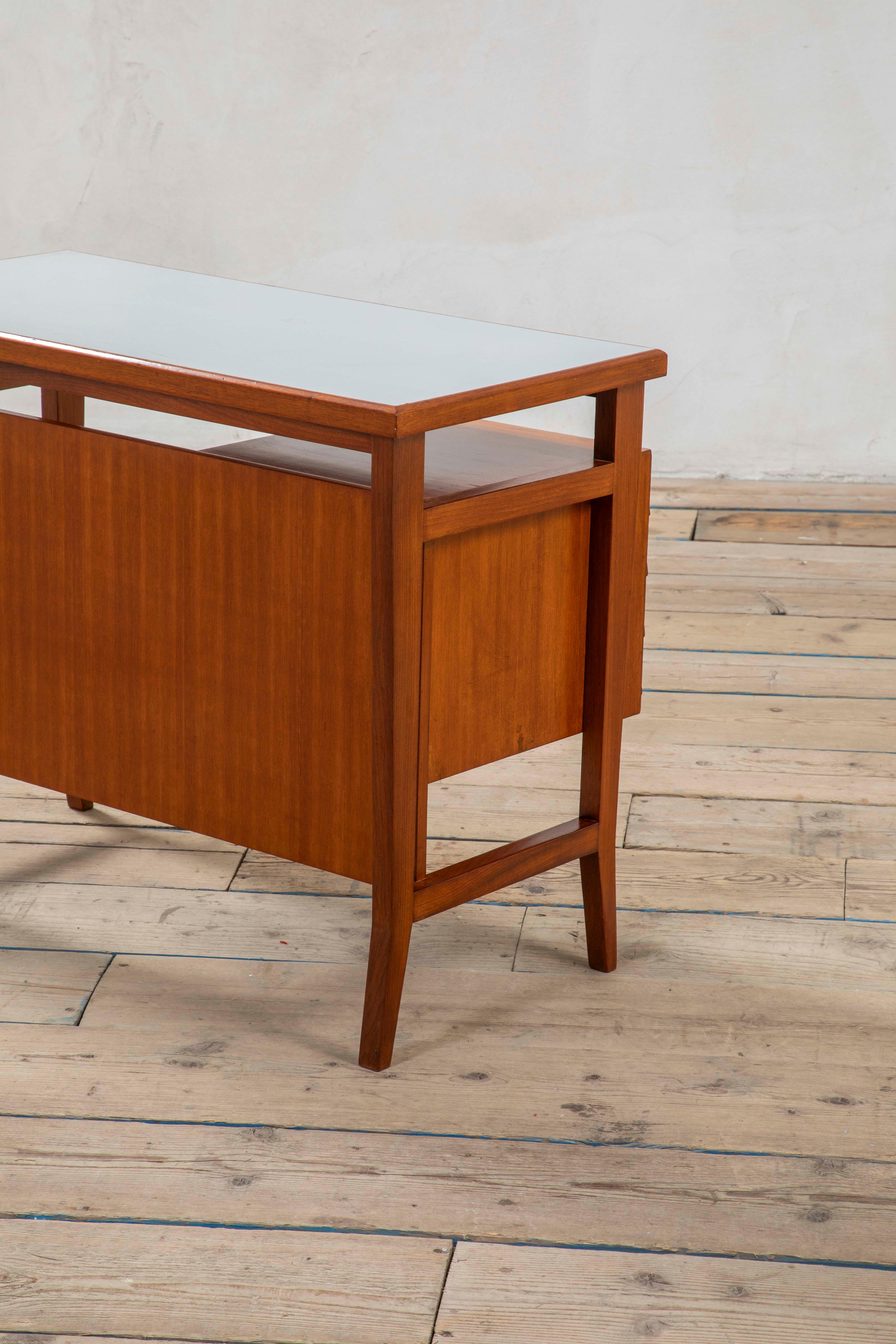 20. Jahrhundert, Gio Ponti für Schirolli Holzschreibtisch im Angebot 7