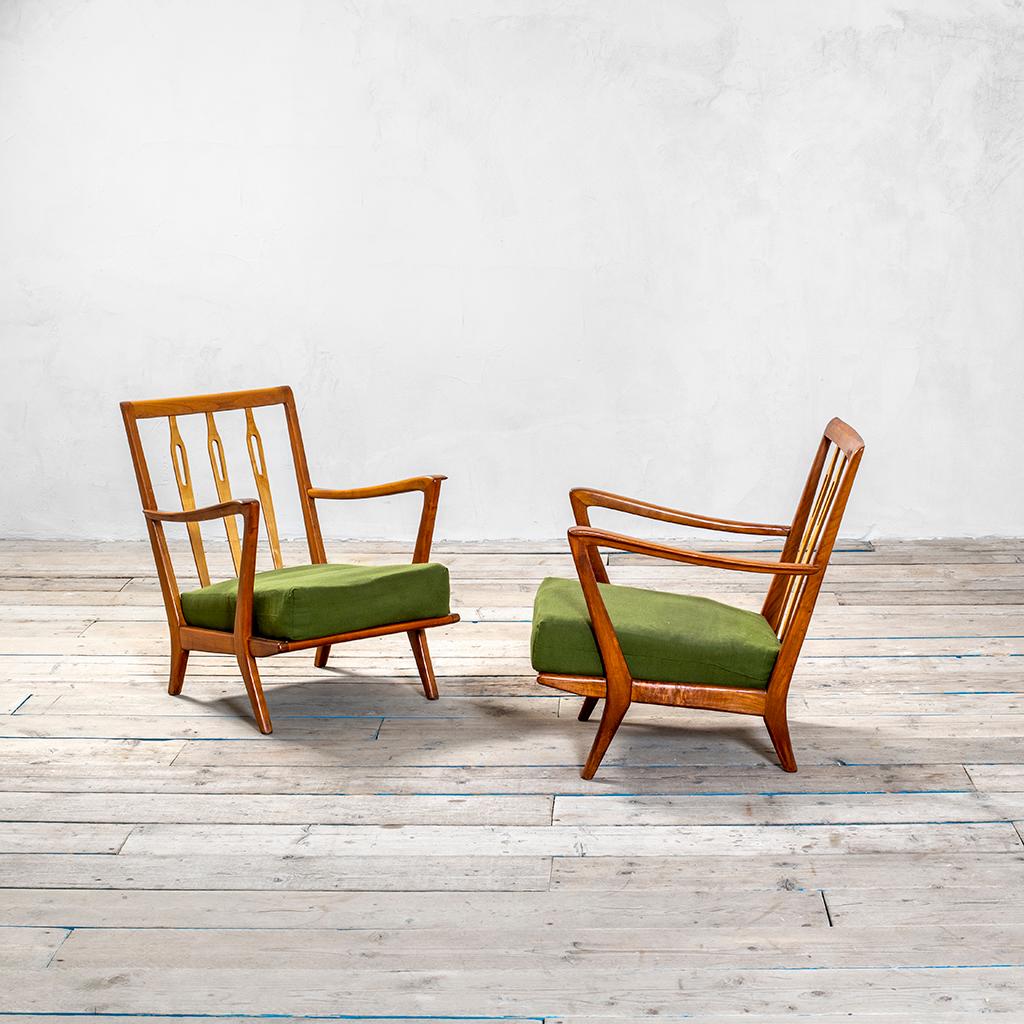 Couple of armchairs designed in 50s attributed to Gio Ponti. The armchairs have a wooden frame, the backrest is made solid by three wooden slats and the seat is made of a wooden frame with a steel spring structure.
The upholstery is easily