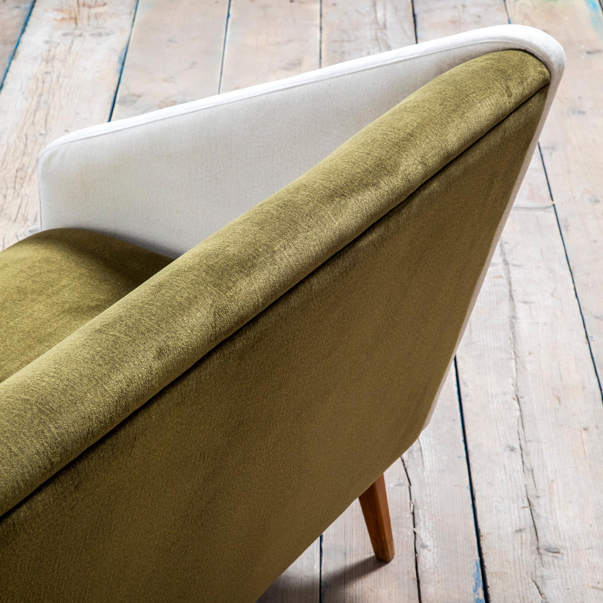 Mid-Century Modern 20ème siècle, canapé Gio Ponti « Attribué » en bois et tapisserie en tissu, années 50 en vente