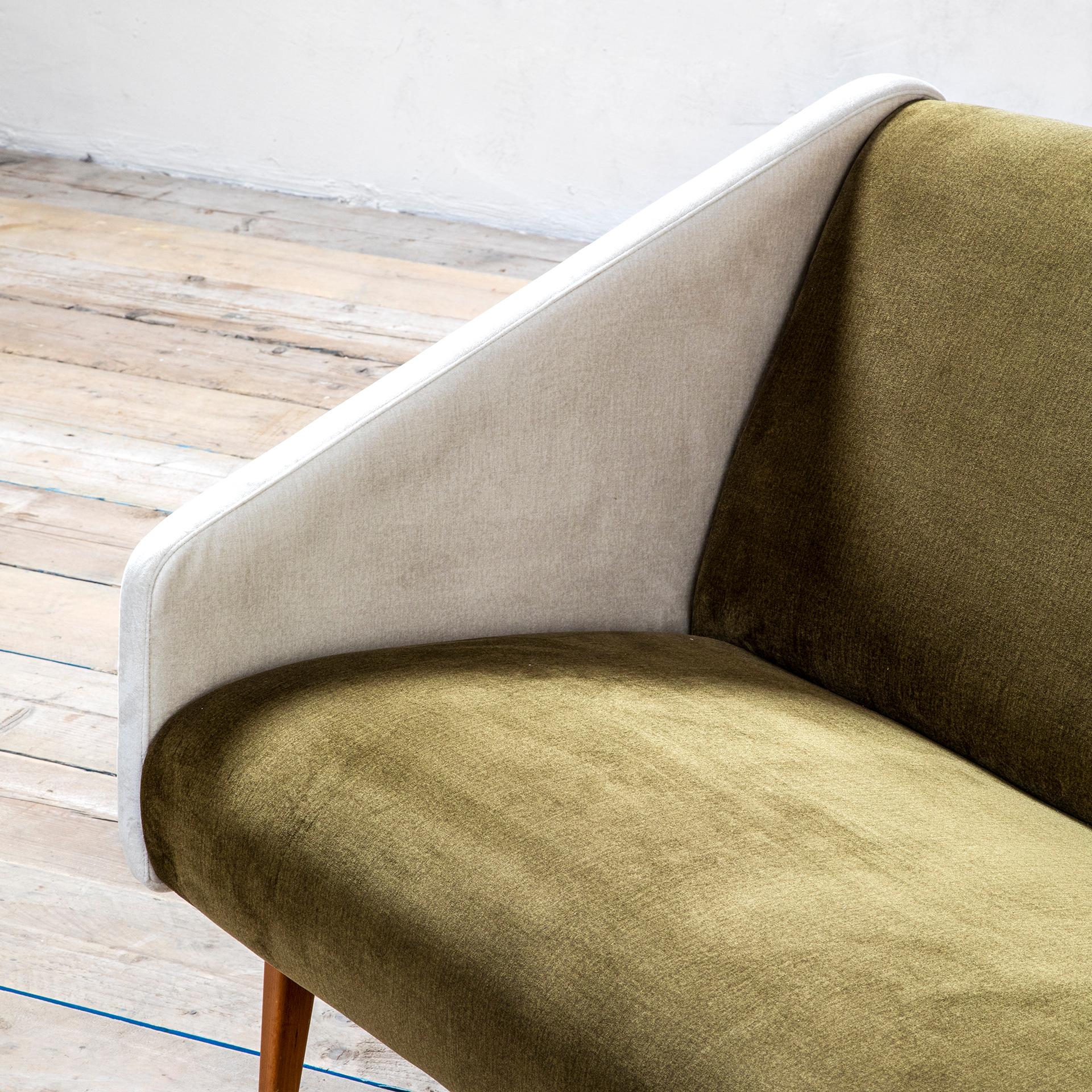 italien 20ème siècle, canapé Gio Ponti « Attribué » en bois et tapisserie en tissu, années 50 en vente