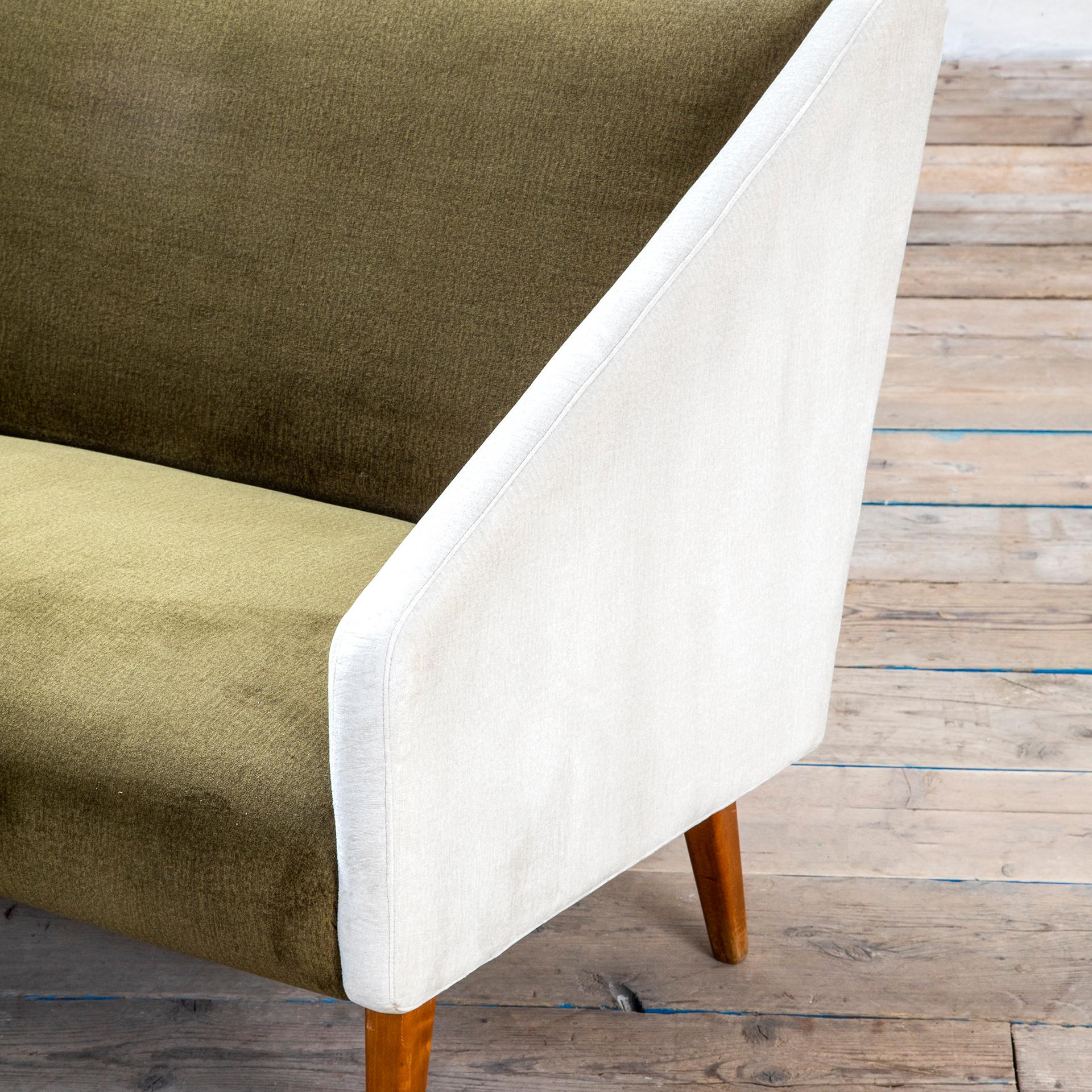 20ème siècle, canapé Gio Ponti « Attribué » en bois et tapisserie en tissu, années 50 Bon état - En vente à Turin, Turin