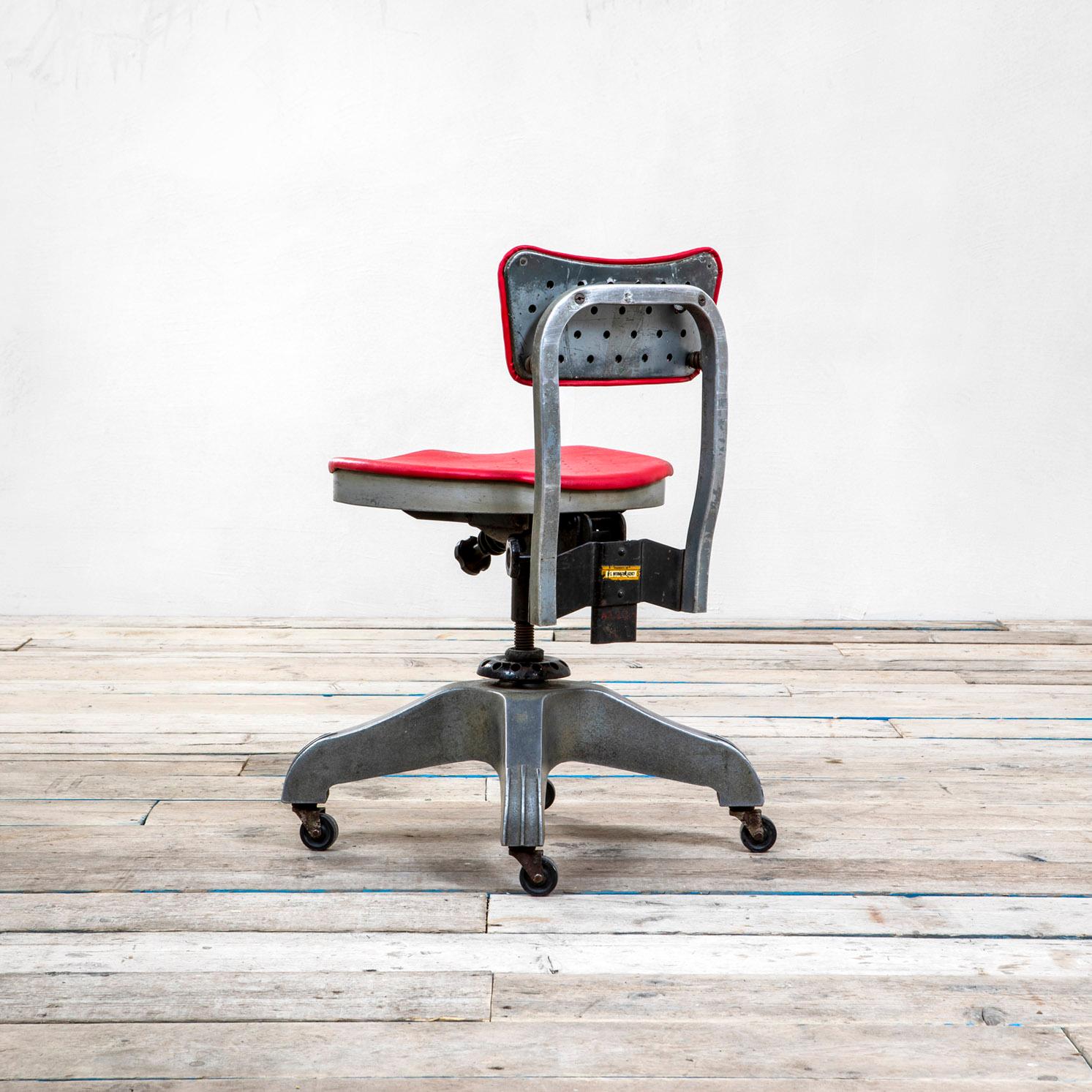 Office swivel chair with castors drawn at the end of 1930s by the Italian father of design, Gio Ponti. The chair was designed for the Company Montecatini, set in Milan and produced by Kardex. The Chair is original in all its parts and has its own