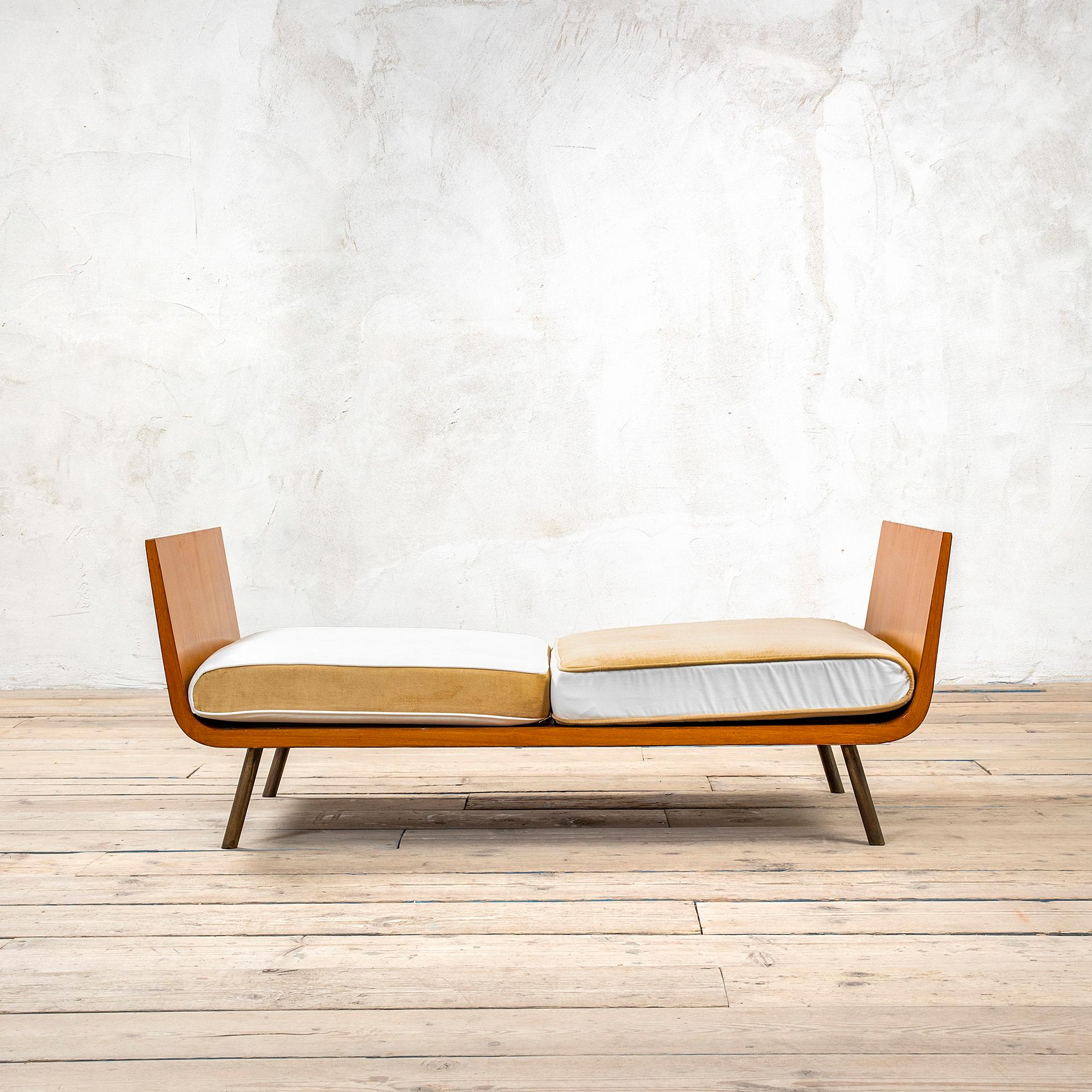 20th Century, Gio Ponti Wooden and fabric Bench (Moderne der Mitte des Jahrhunderts) im Angebot