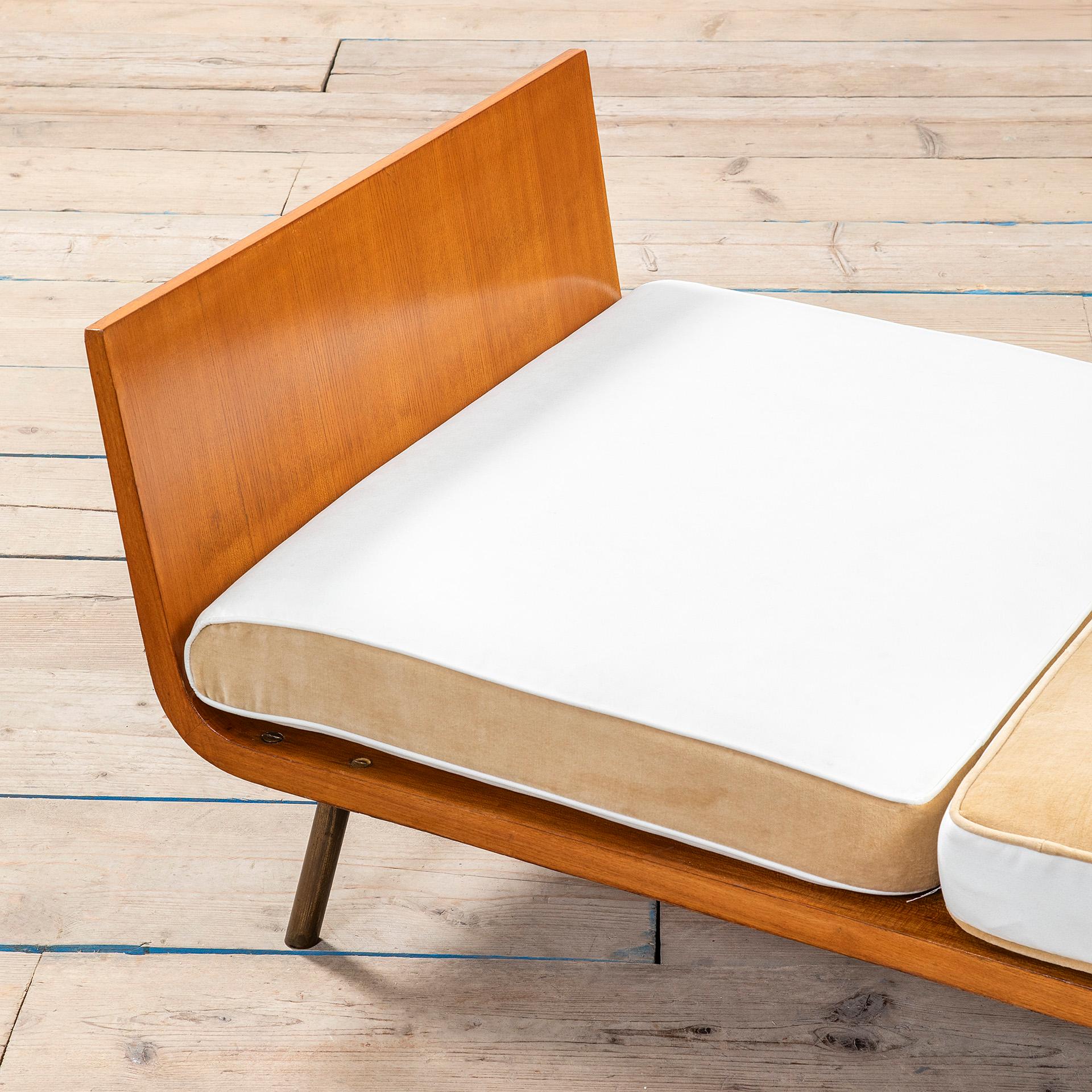 20th Century, Gio Ponti Wooden and fabric Bench (Italian) im Angebot