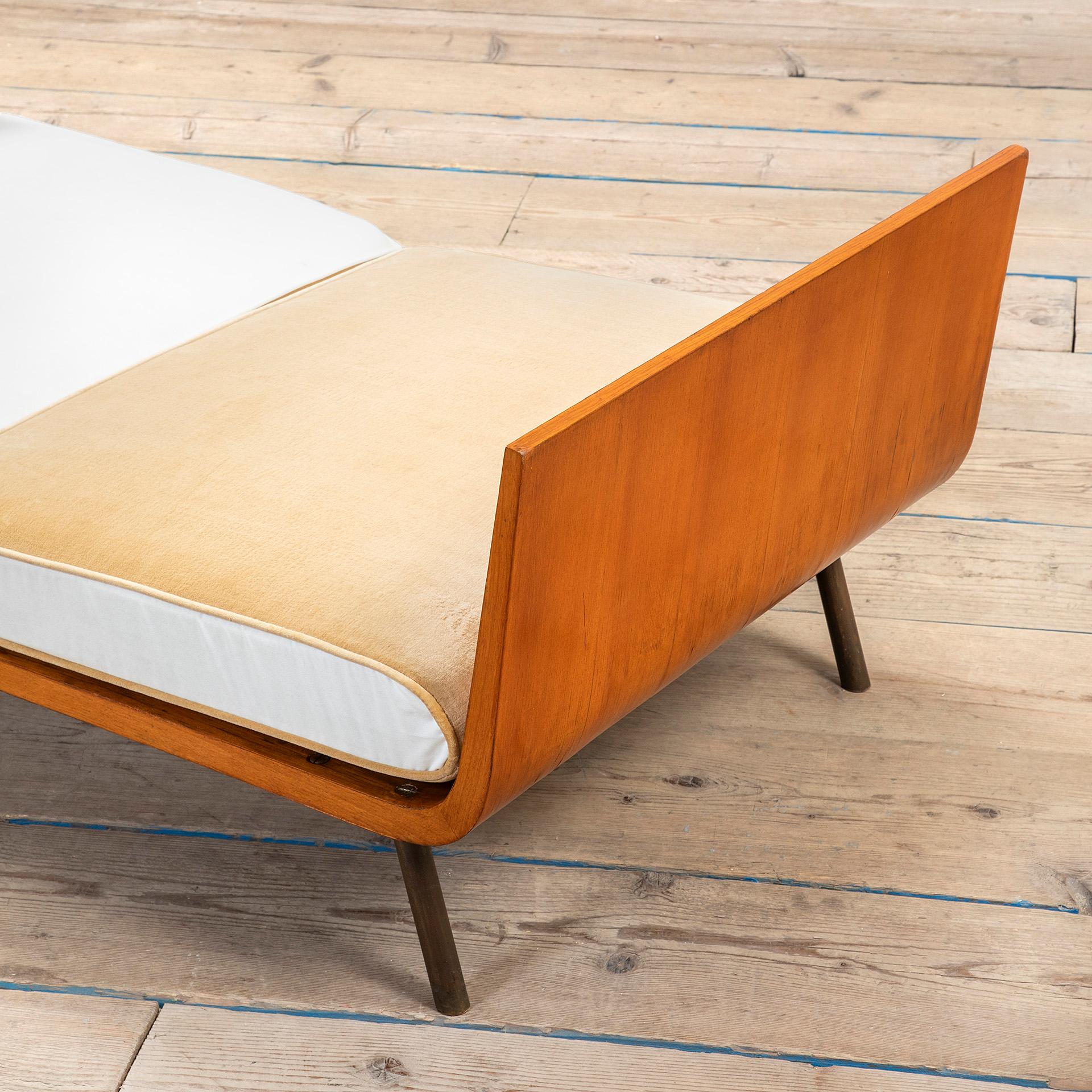 20th Century, Gio Ponti Wooden and fabric Bench im Zustand „Gut“ im Angebot in Turin, Turin