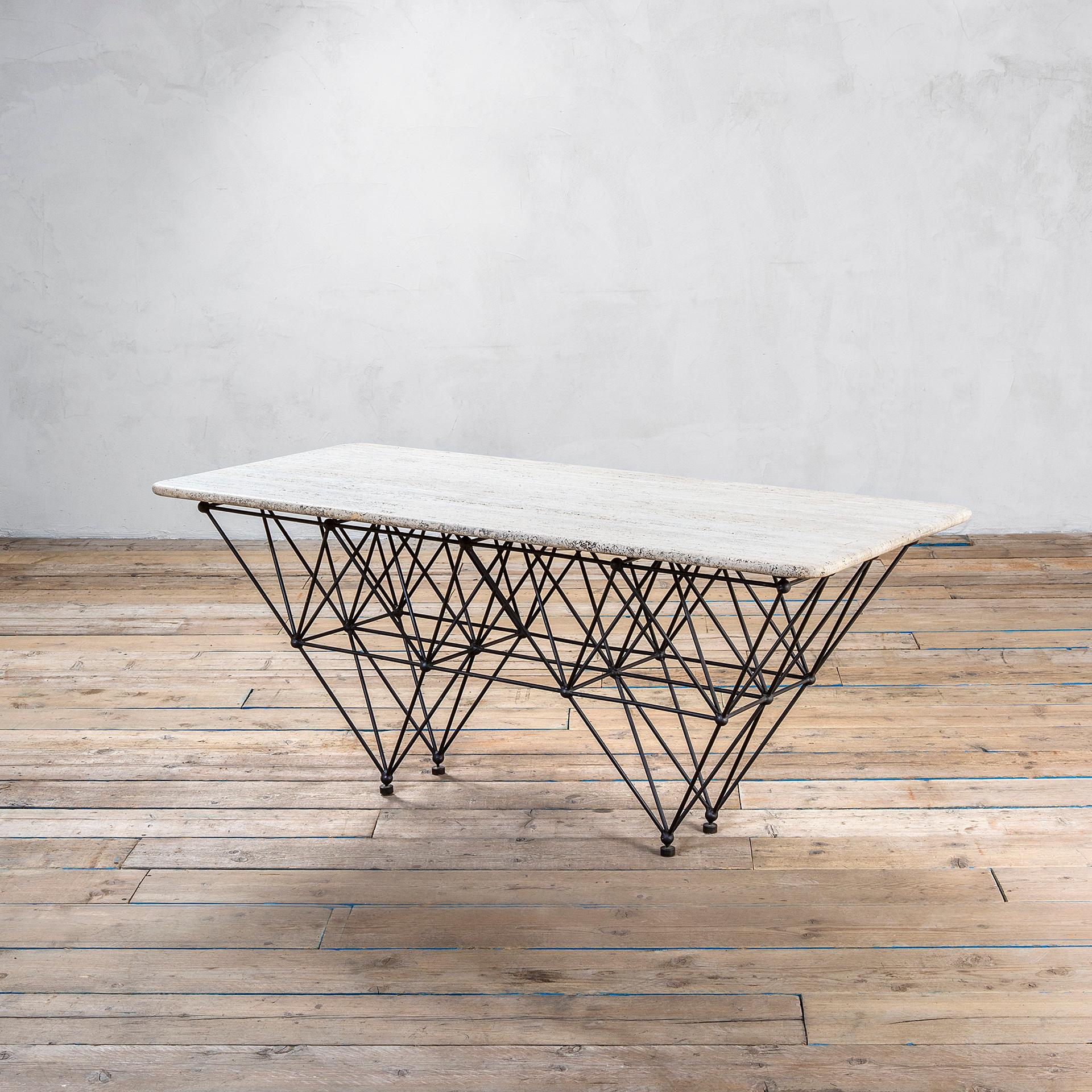 Giovanni Ferrabini war ein modernistischer Architekt, Designer und Künstler, dessen kreatives Schaffen und Bekanntheitsgrad sich auf seine erfolgreiche Karriere als Bildhauer konzentrierte. Als Designer entwirft er vor allem Möbel aus Metall, Glas