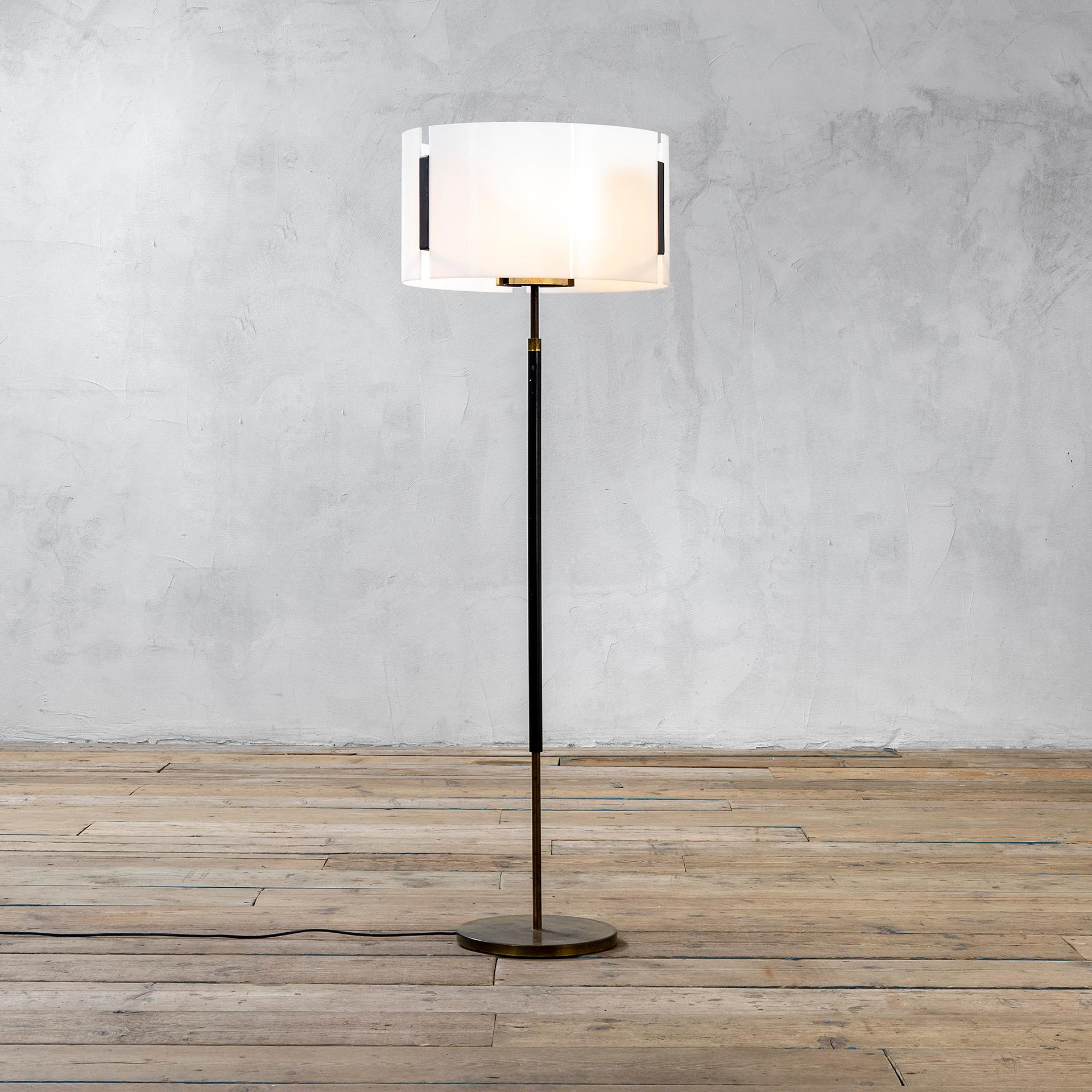 Founded in 1945 by Giuseppe Ostuni, Oluce is, in the field of lighting, the oldest Italian design company still active, a unique manufacturing excellence that translates into form passionate aesthetic and technological research into the potential of