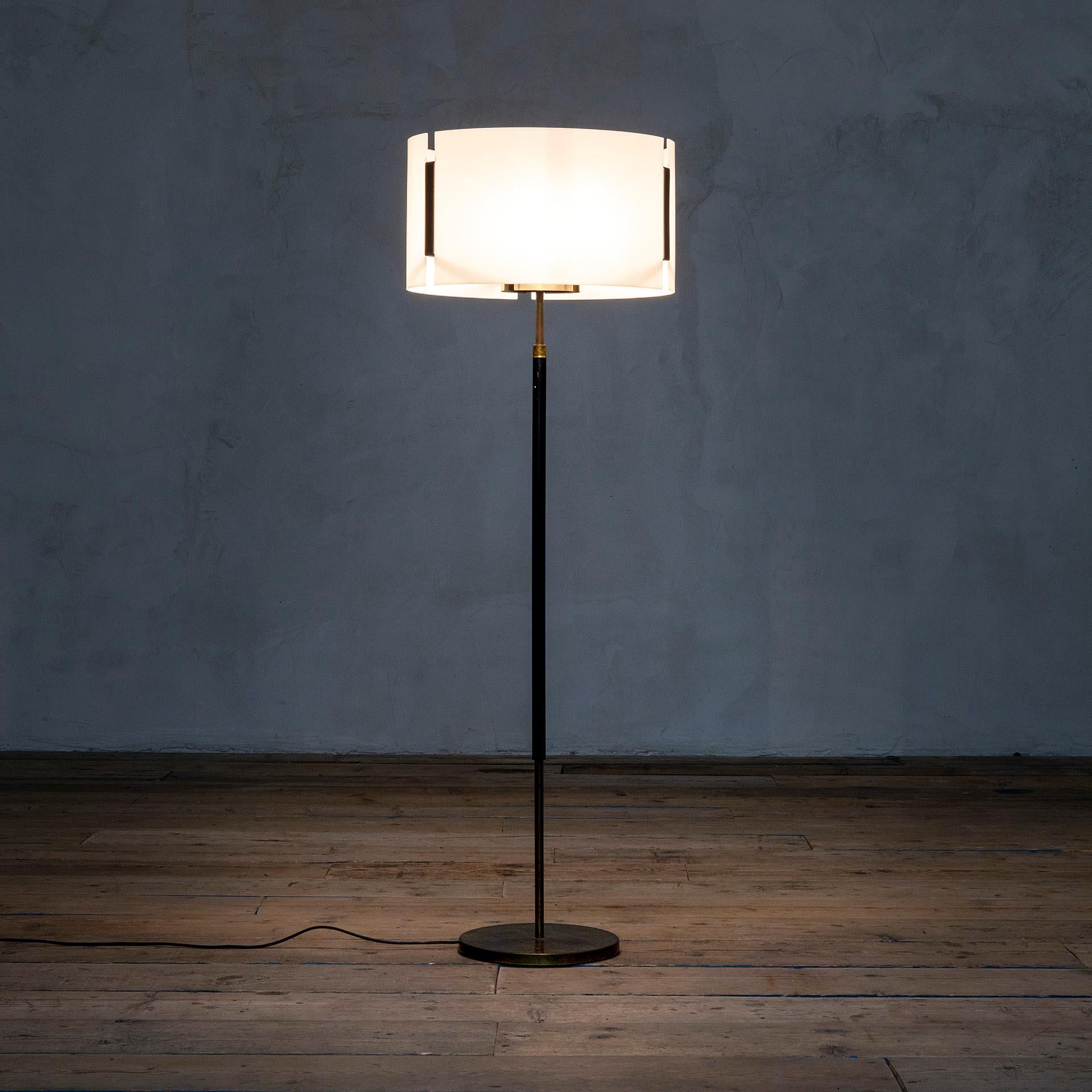 Mid-Century Modern 20th Century Giuseppe Ostuni Oluce Floor Lamp in Brass and Plexi Diffuser, 50s For Sale