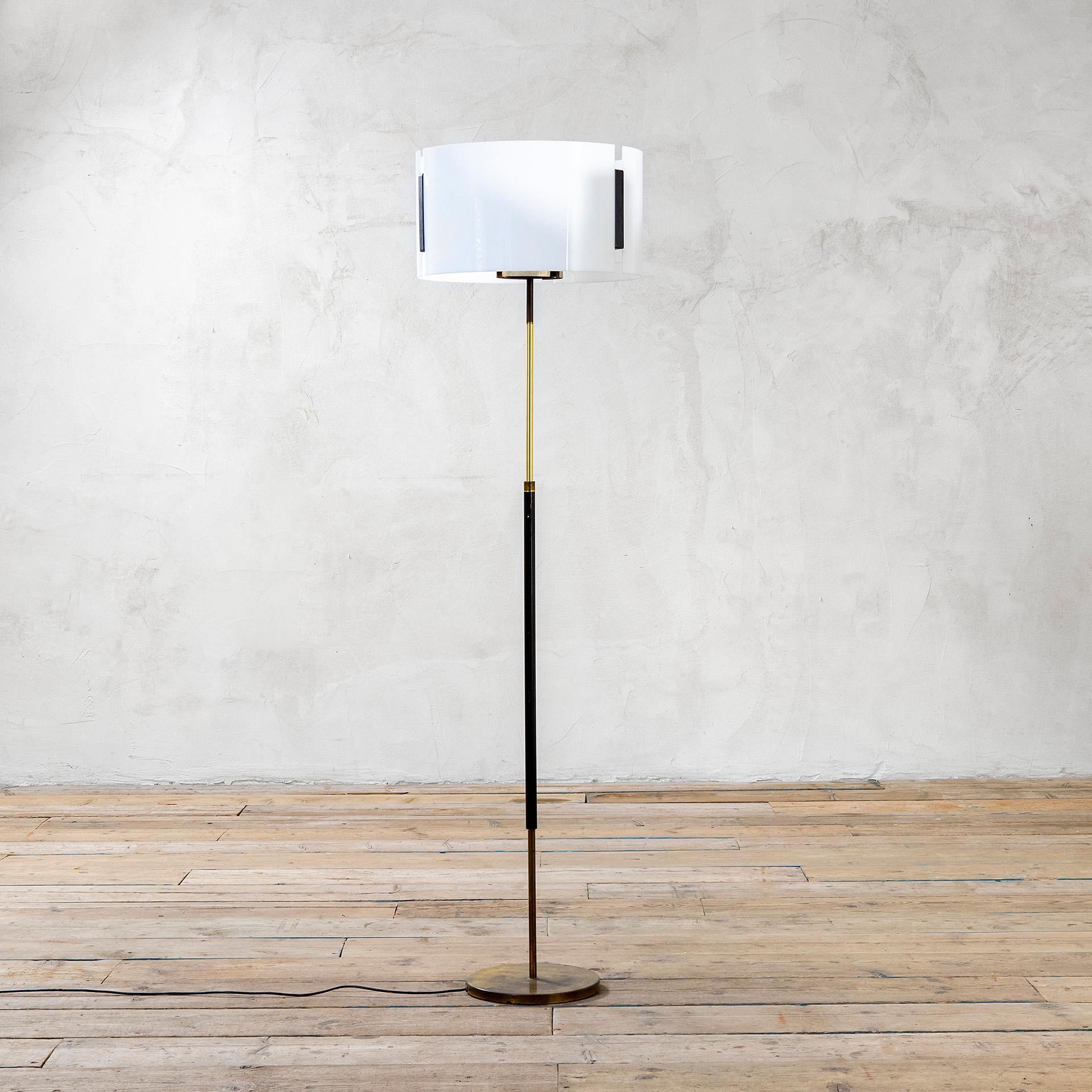 Italiano Lampada da terra Giuseppe Ostuni Oluce del XX secolo in ottone e diffusore in plexi, anni '50 in vendita