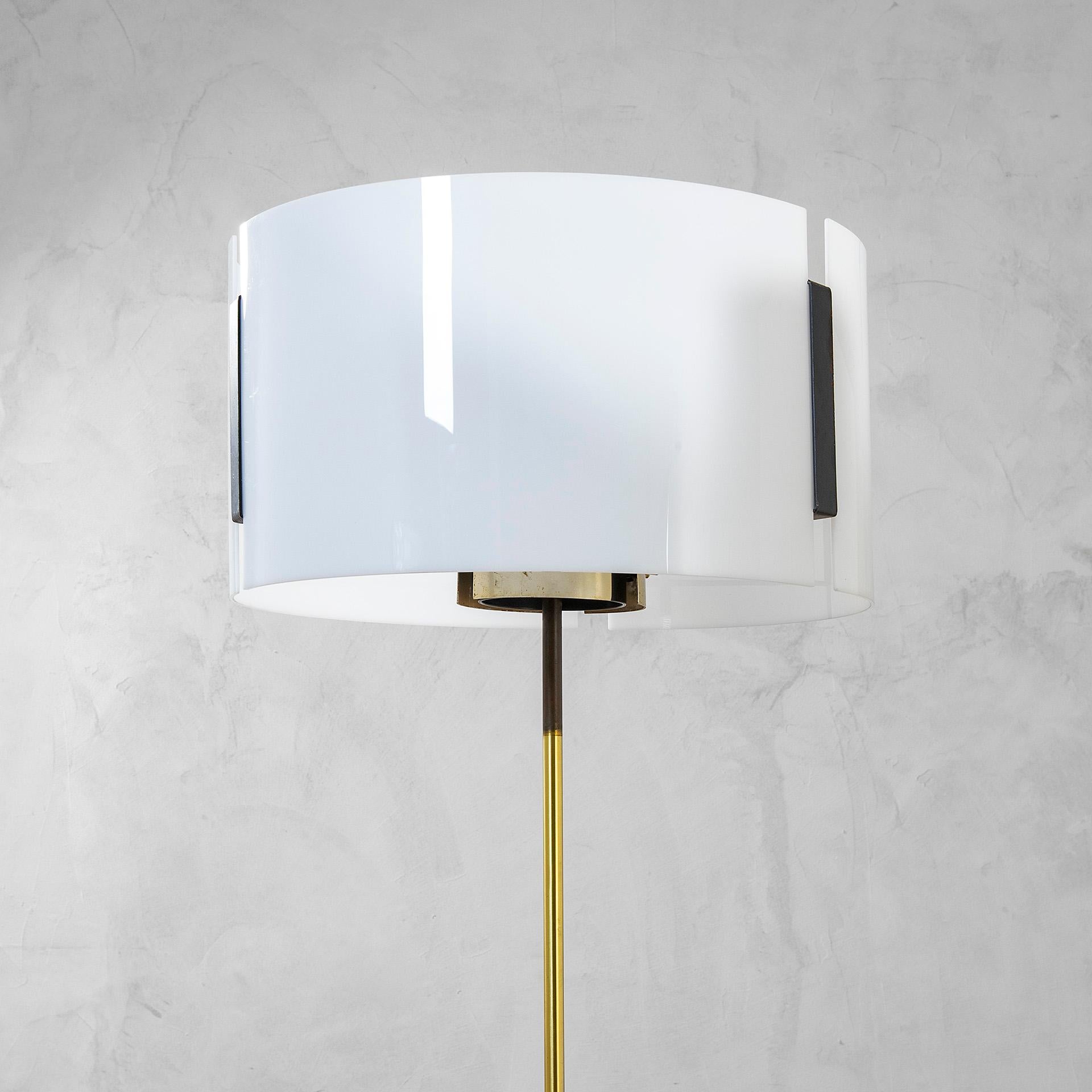 Lampada da terra Giuseppe Ostuni Oluce del XX secolo in ottone e diffusore in plexi, anni '50 In condizioni buone in vendita a Turin, Turin
