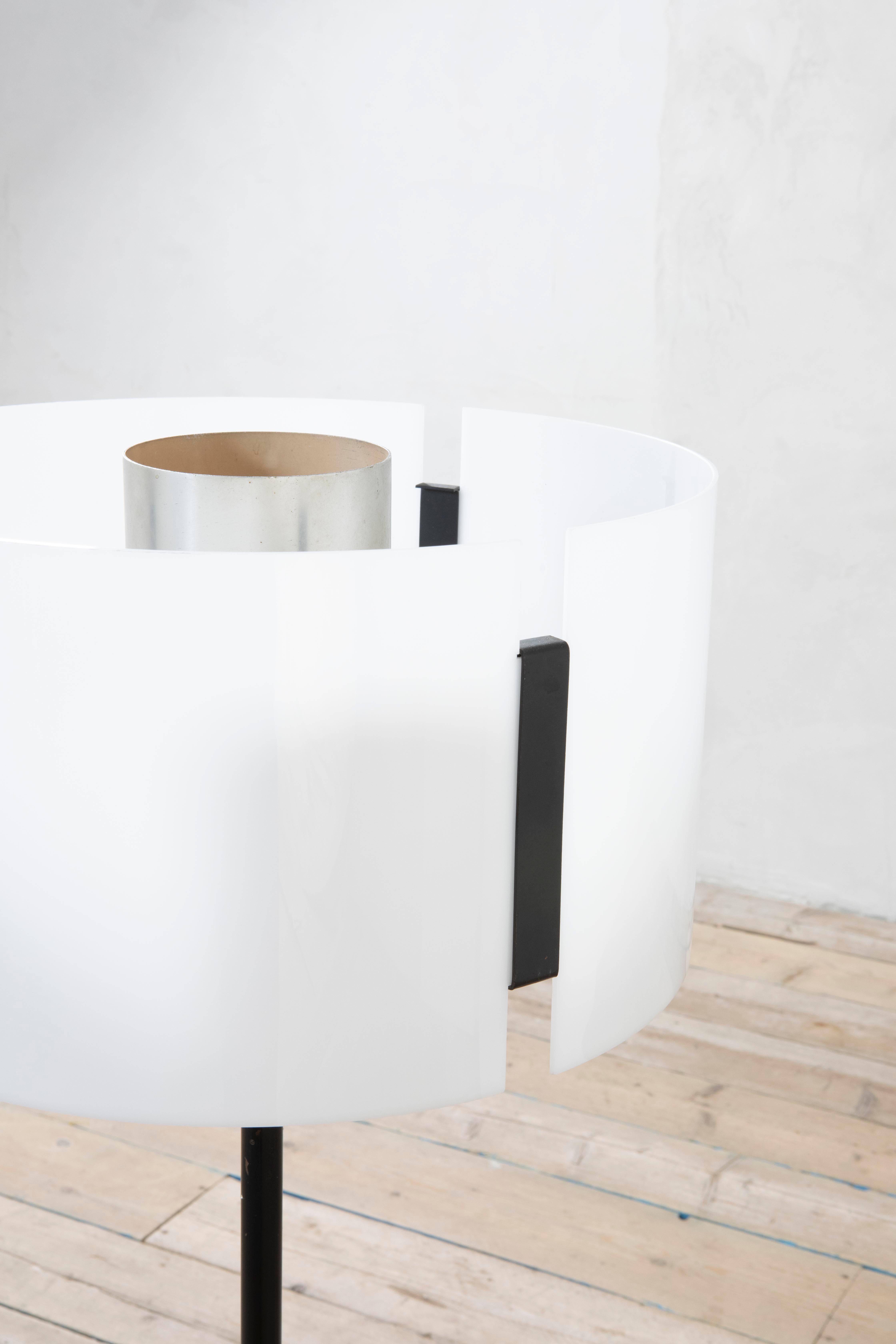 20. Jahrhundert, Giuseppe Ostuni Oluce Stehleuchte aus Messing und Plexi-Diffusor, 50er Jahre im Angebot 2