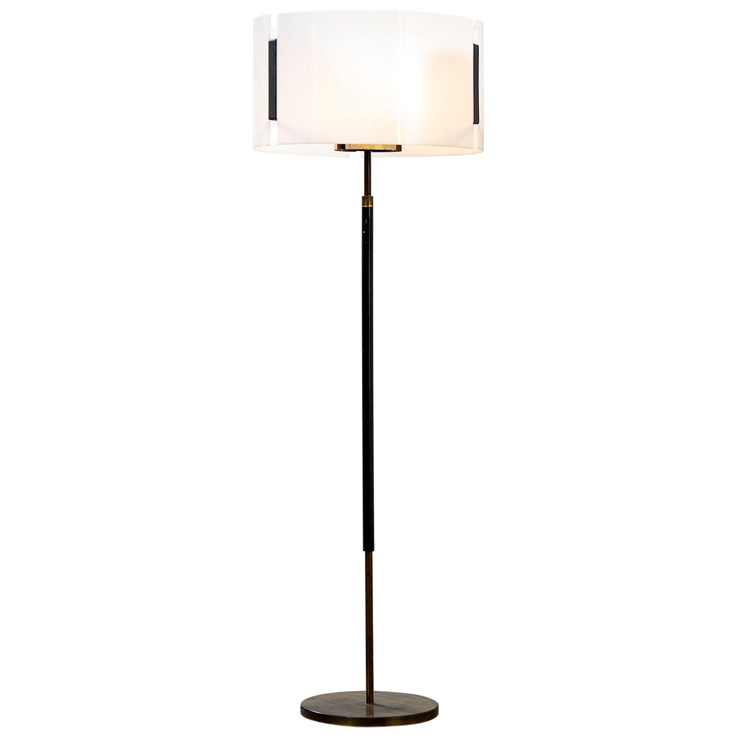 20. Jahrhundert, Giuseppe Ostuni Oluce Stehleuchte aus Messing und Plexi-Diffusor, 50er Jahre im Angebot