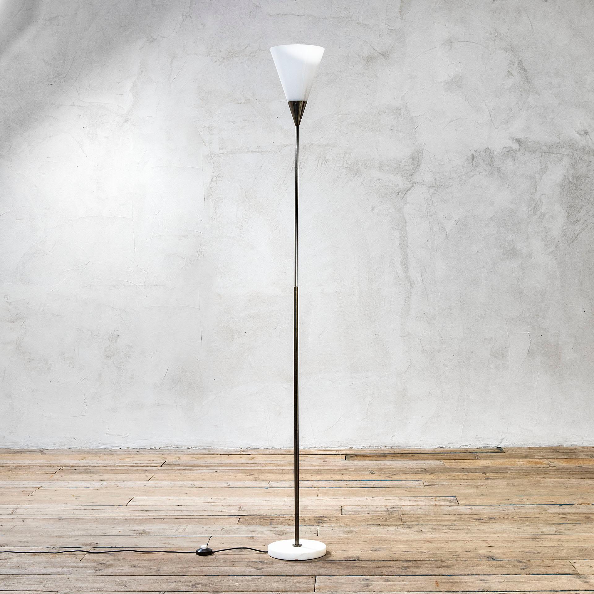 Founded in 1945 by Giuseppe Ostuni, Oluce is, in the field of lighting, the oldest Italian design company still active, a unique manufacturing excellence that translates into form passionate aesthetic and technological research into the potential of