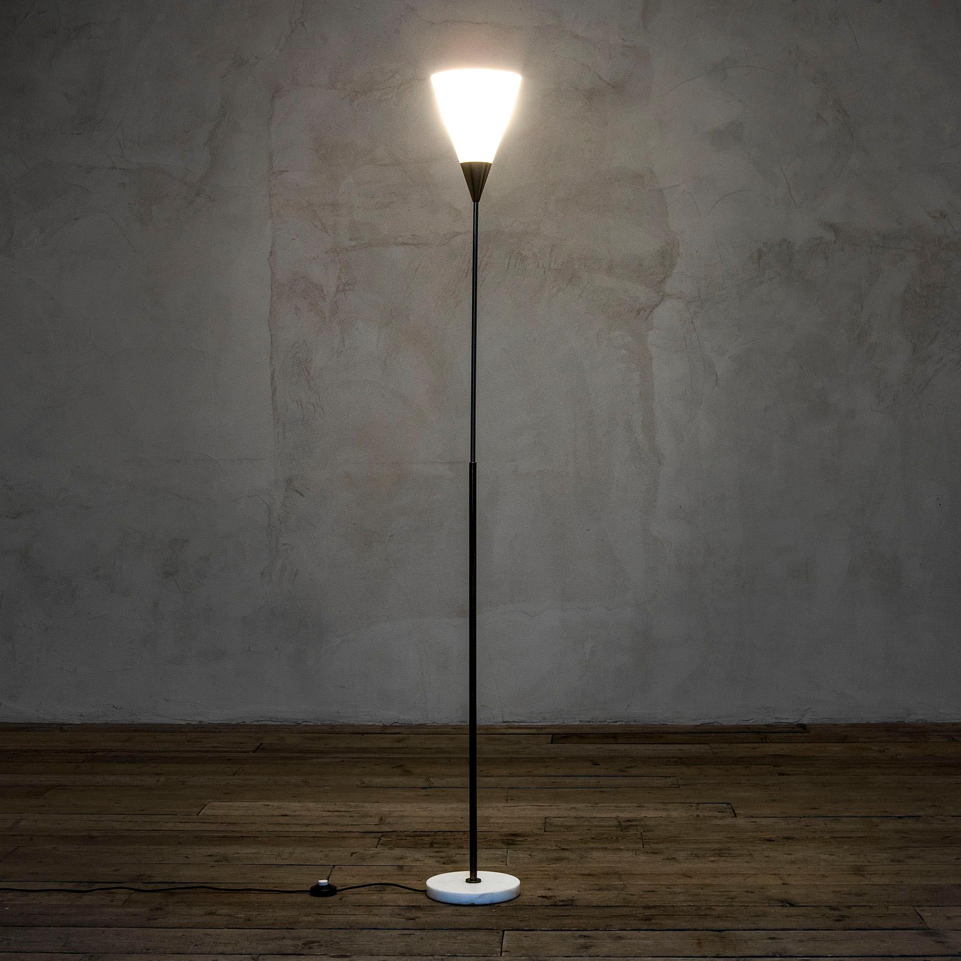 Mid-Century Modern 20th Century Giuseppe Ostuni Oluce Floor Lamp Mod. 340PX Brass Methacrylate, 50s For Sale
