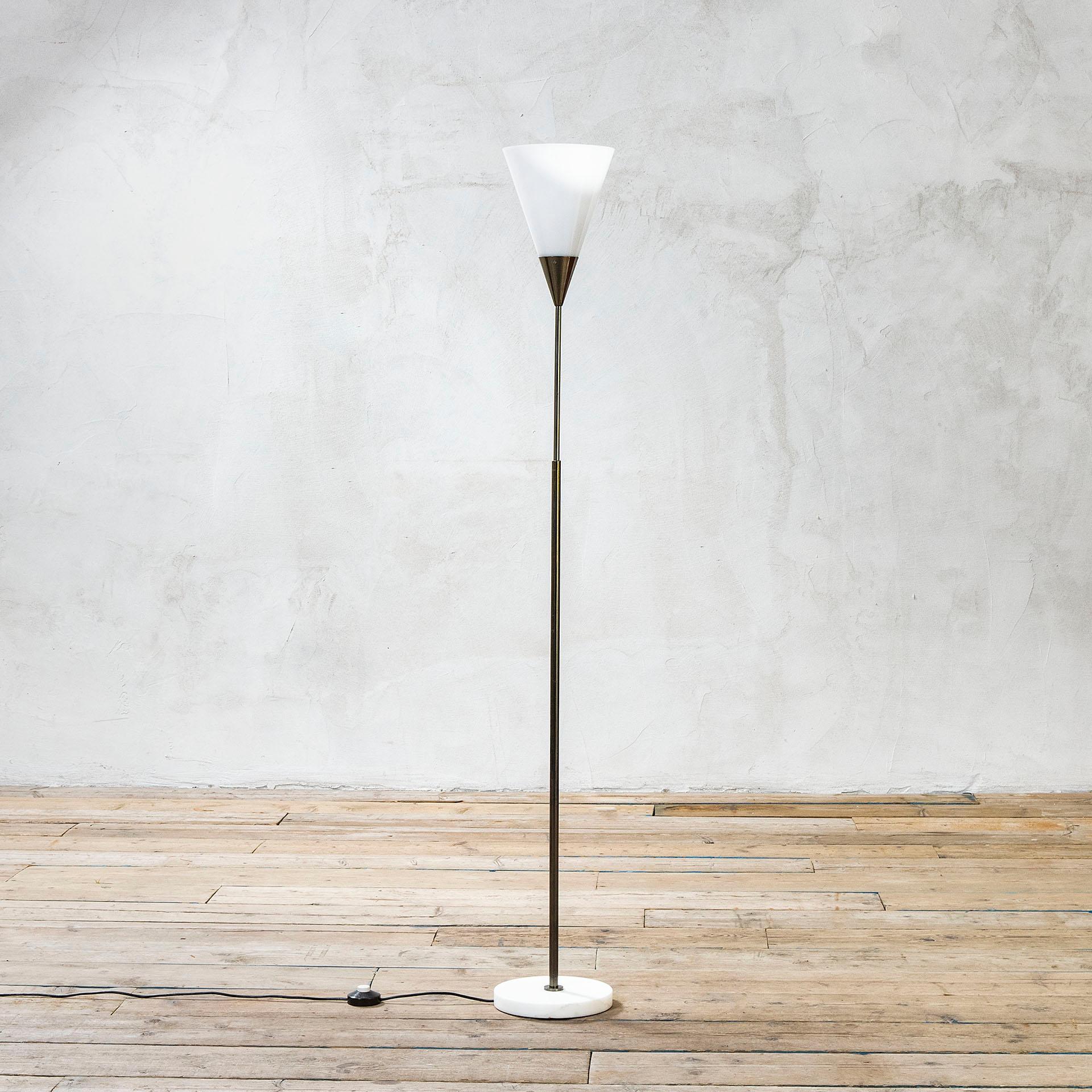 Italian 20th Century Giuseppe Ostuni Oluce Floor Lamp Mod. 340PX Brass Methacrylate, 50s For Sale