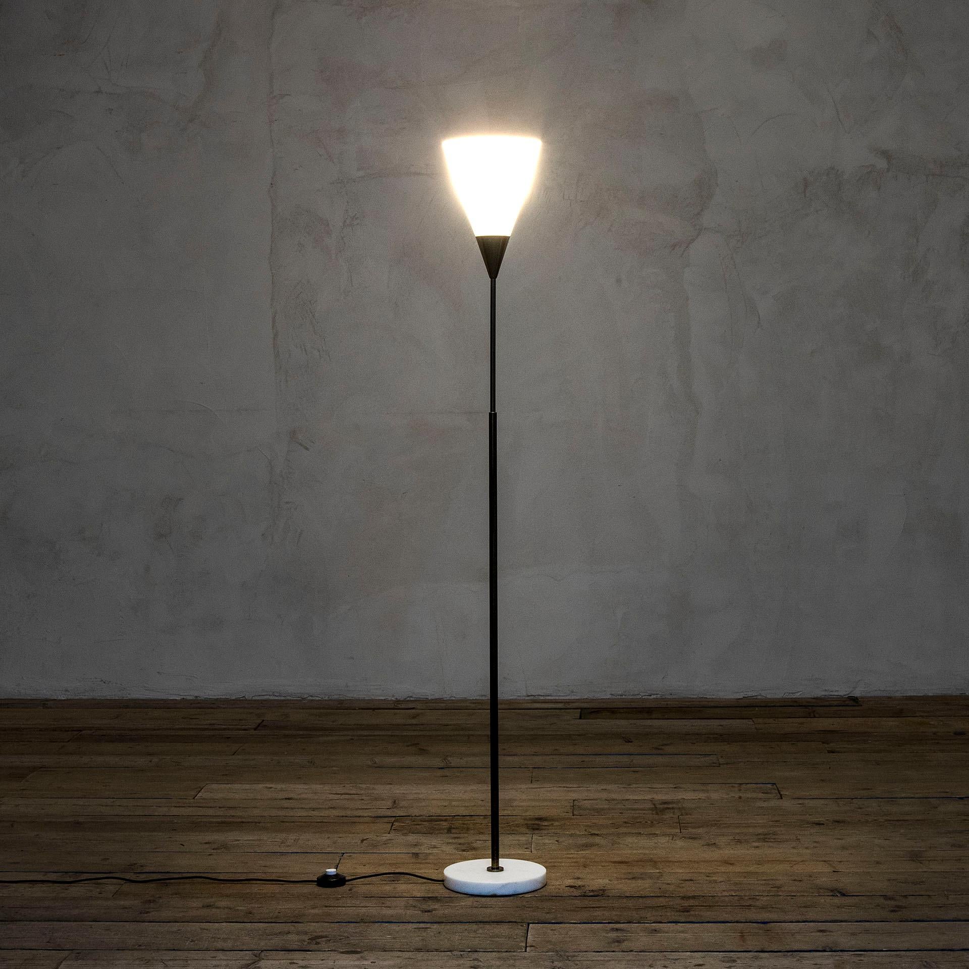 20th Century Giuseppe Ostuni Oluce Floor Lamp Mod. 340PX Brass Methacrylate, 50s In Good Condition For Sale In Turin, Turin