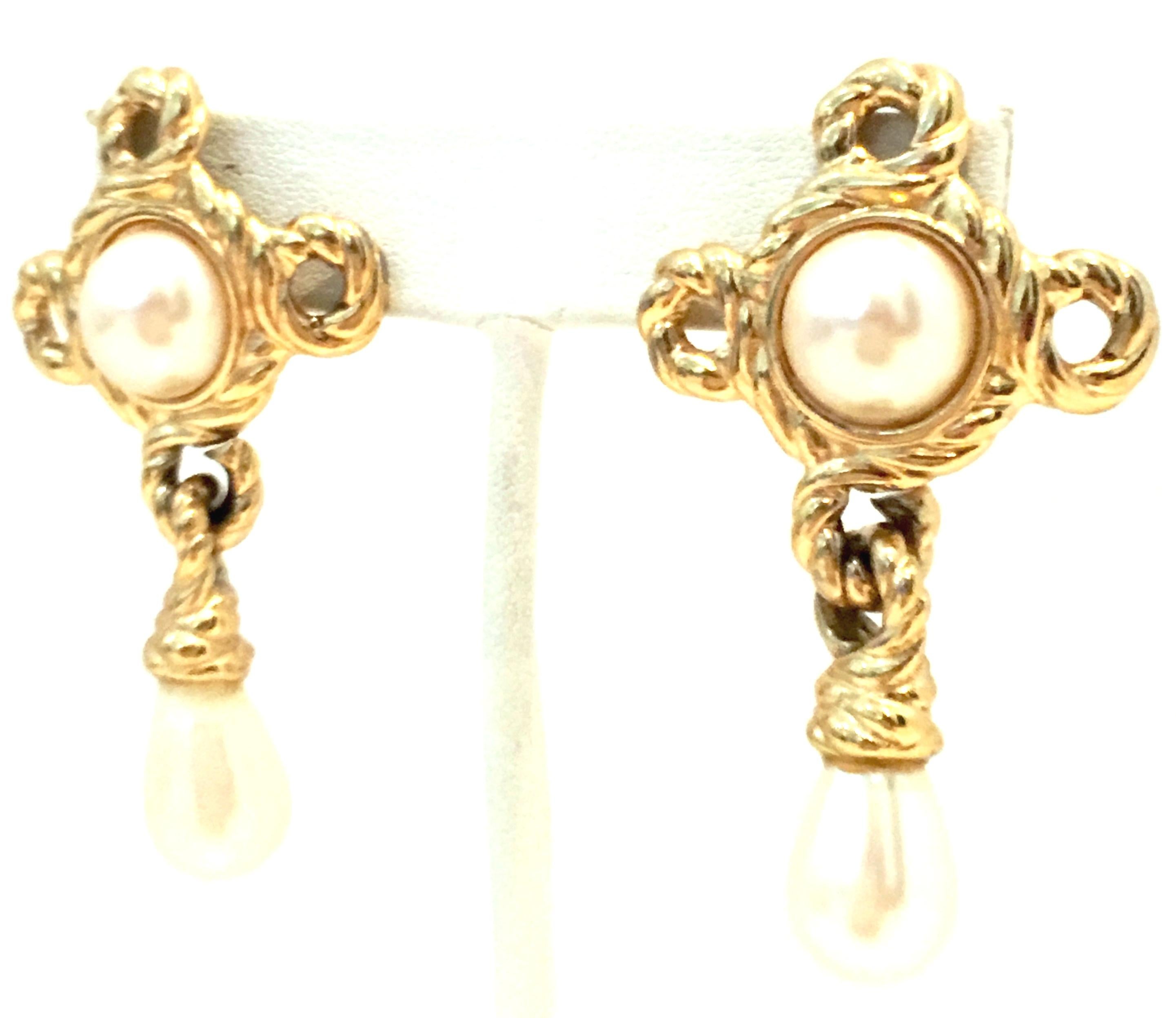 20th Century Givenchy Pair Of Gold Plate & Faux Pearl Drop Earrings In Good Condition For Sale In West Palm Beach, FL