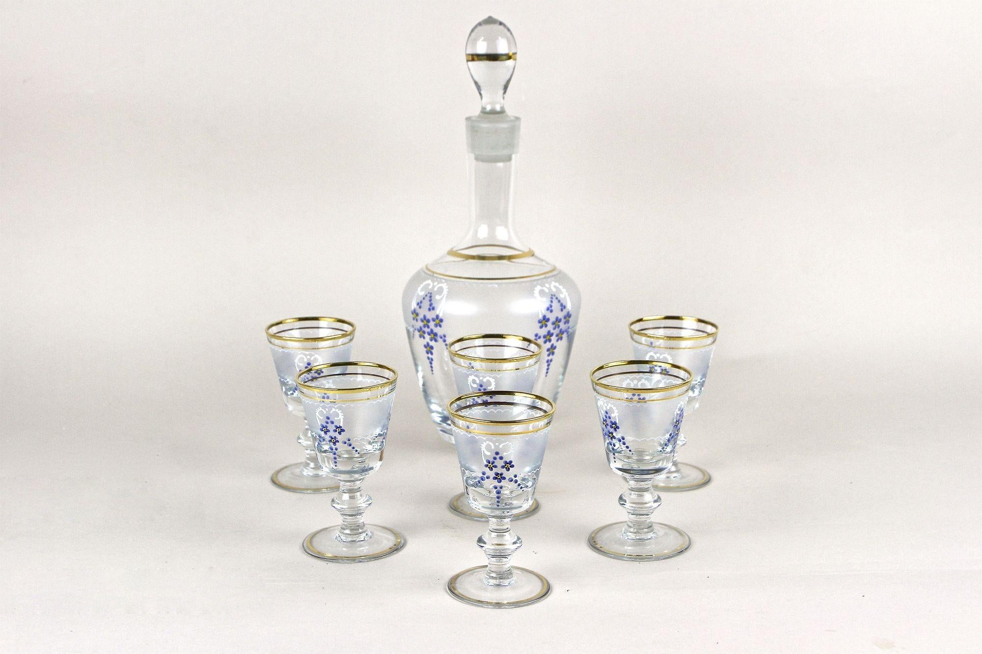 Encantador juego de siete decantadores austriacos de cristal de finales del siglo XX, de finales de los años 80 en Austria. Un juego de decantador realmente decorativo que consta de 6 copas pequeñas de cristal y una botella grande redonda de cristal