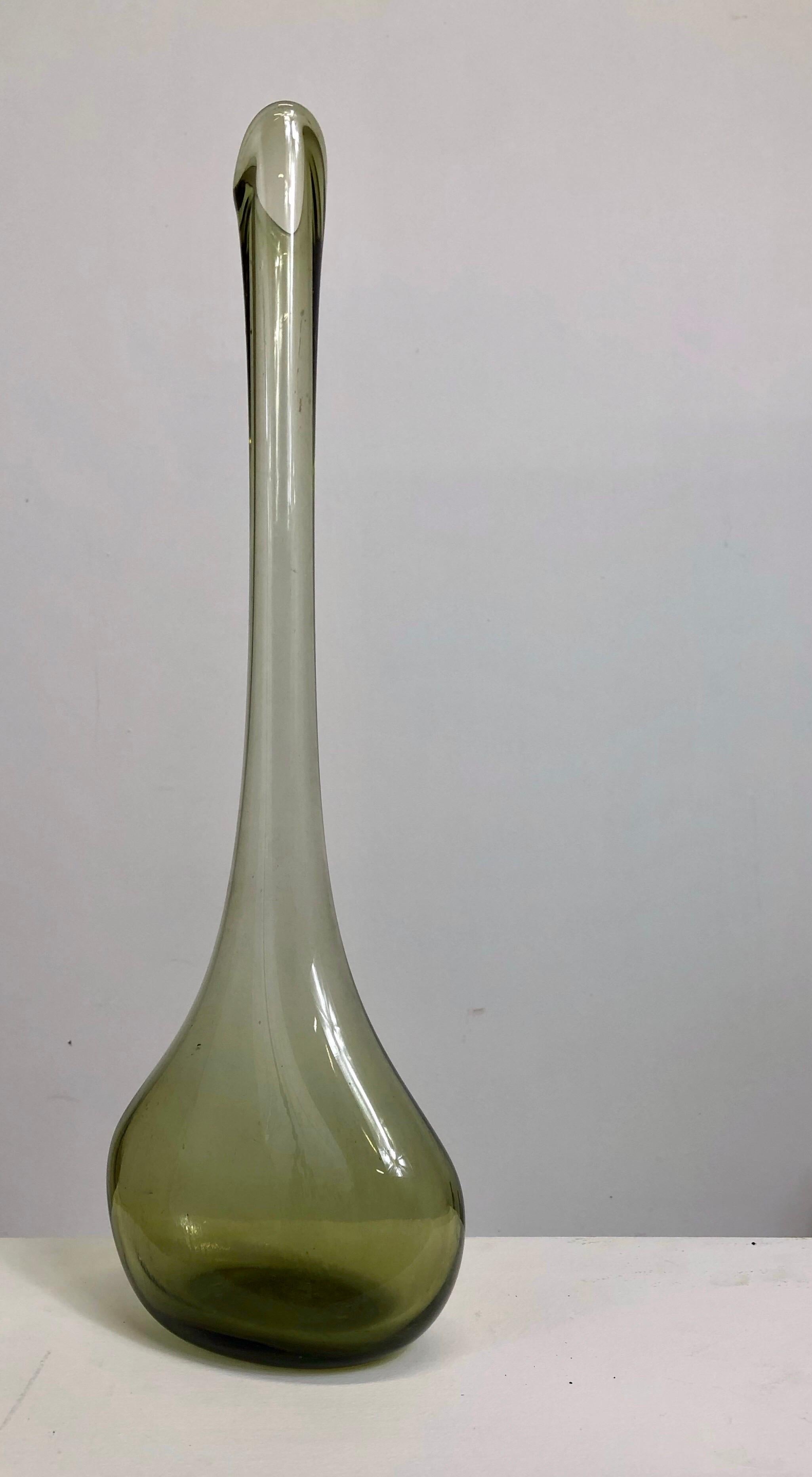 Claude Morin (1932-2021)

One green glass bottle or vase by french artist Claude Morin

Signed and dated on the back.
MORIN 
25 11 78

Original perfect condition.
