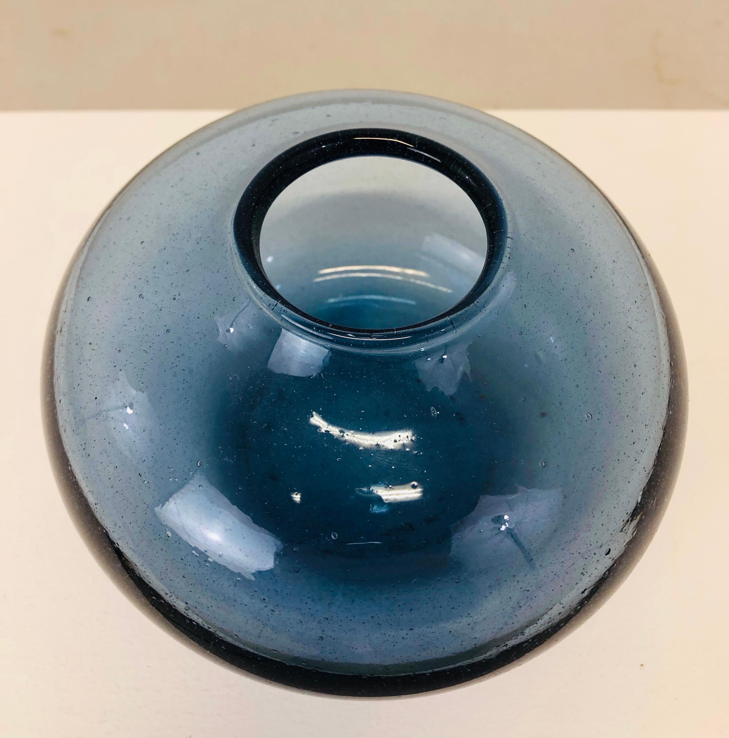Claude Morin (1932-2021)

One blue glass vase by french artist Claude Morin

Signed on the back.
MORIN 
DIEULEFIT

Original perfect condition.